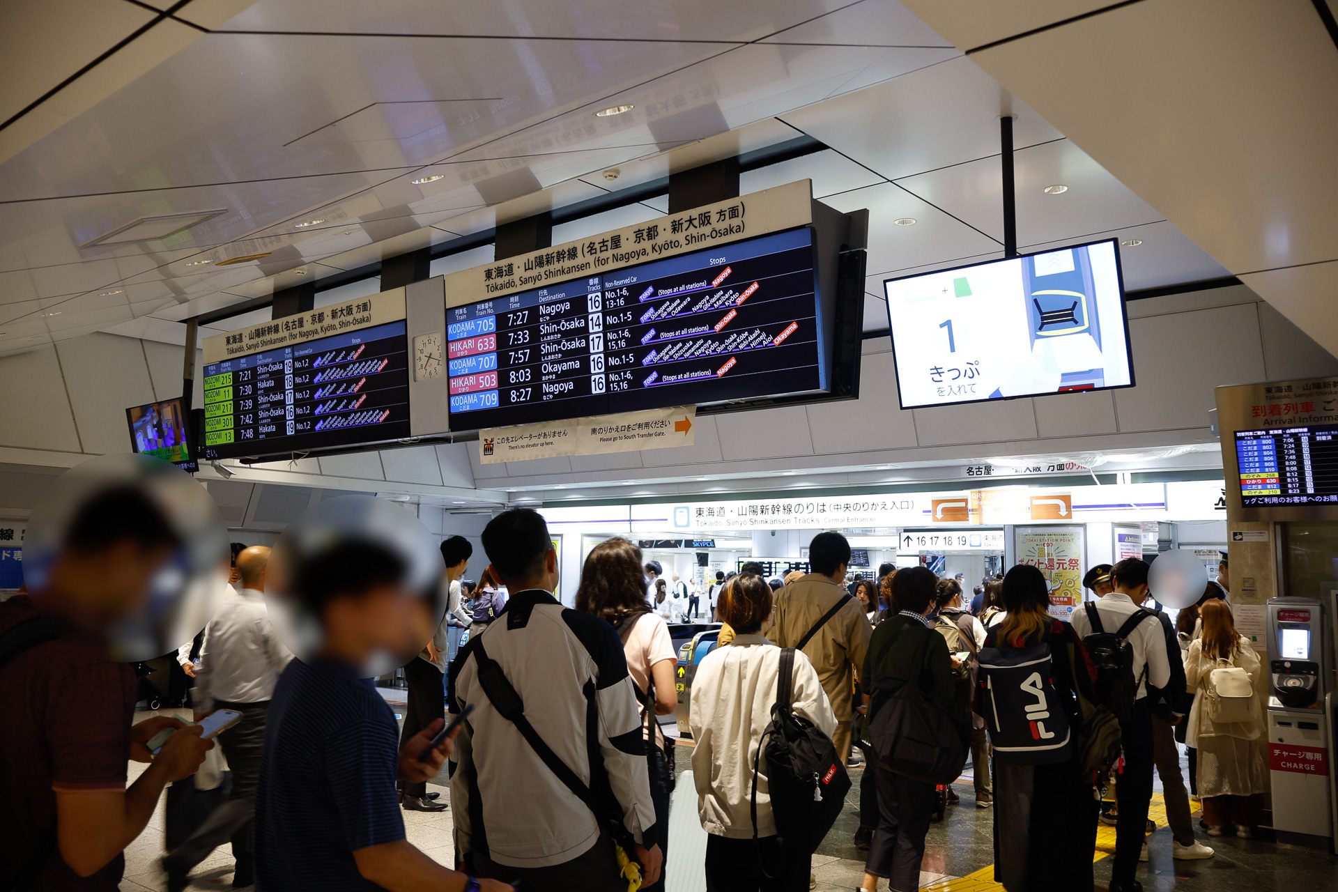 同じ場所で2025年10月の撮影。紙をぶら下げるのはやめて、奥にある改札名称を表示する電光看板に、QR通路の所在を示す掲示と矢印が加えられた。正しい通路に誘導する観点からいうと、できれば、もっと手前で明示してほしいところではある