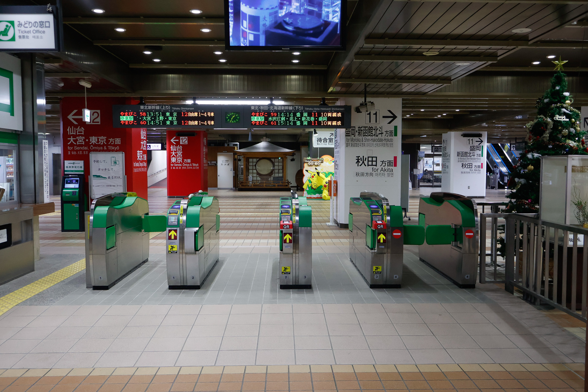 一ノ関駅の新幹線・在来線乗り換え改札。左端が有人通路、2番目がIC・磁気券、3番目と4番目がIC・磁気券・Qチケという違いがある