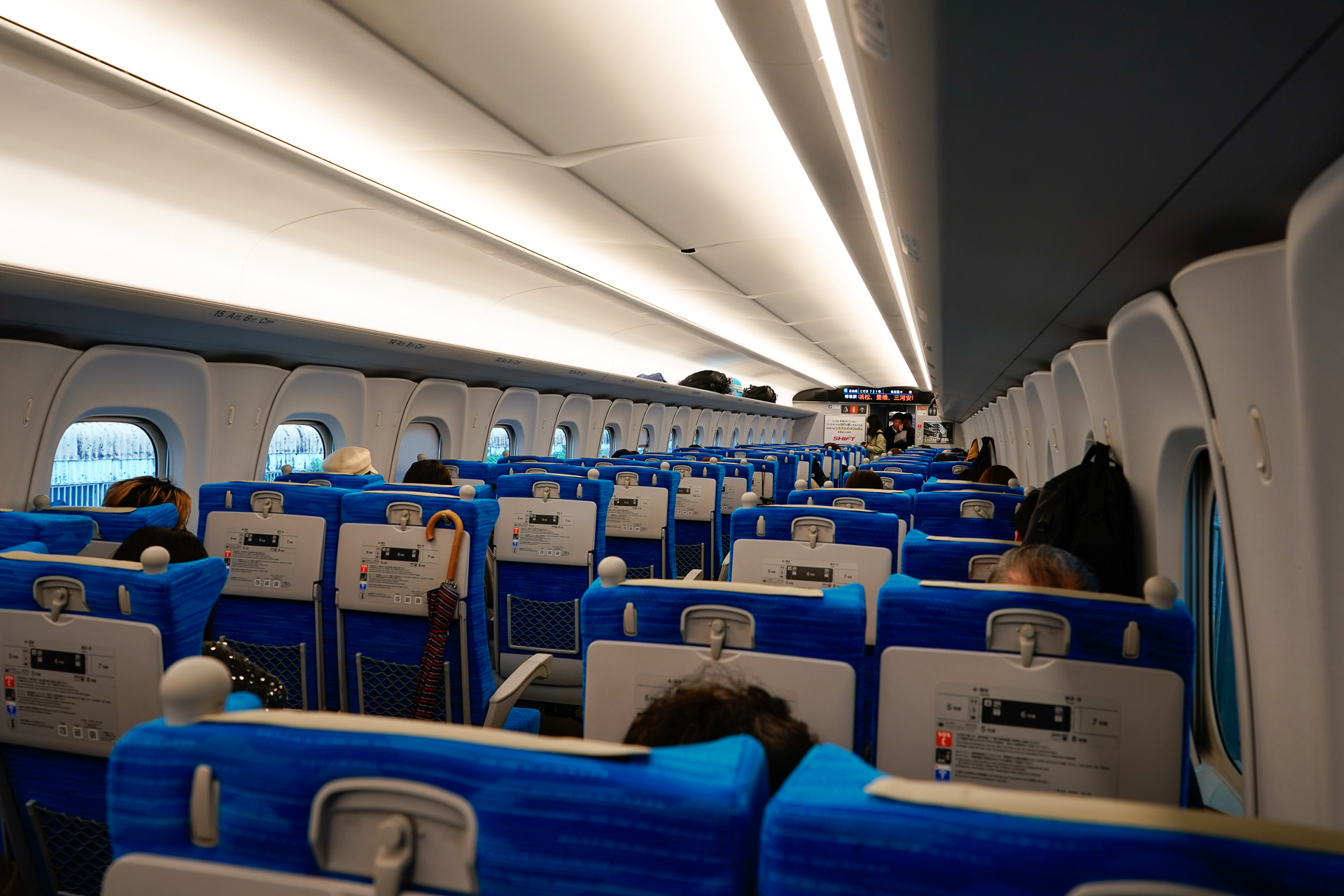 ある日のこだま号で。これぐらい空いていれば荷棚にも余裕があるが、超繁忙期に荷棚がキャリーバッグで埋め尽くされるのは、よくある光景