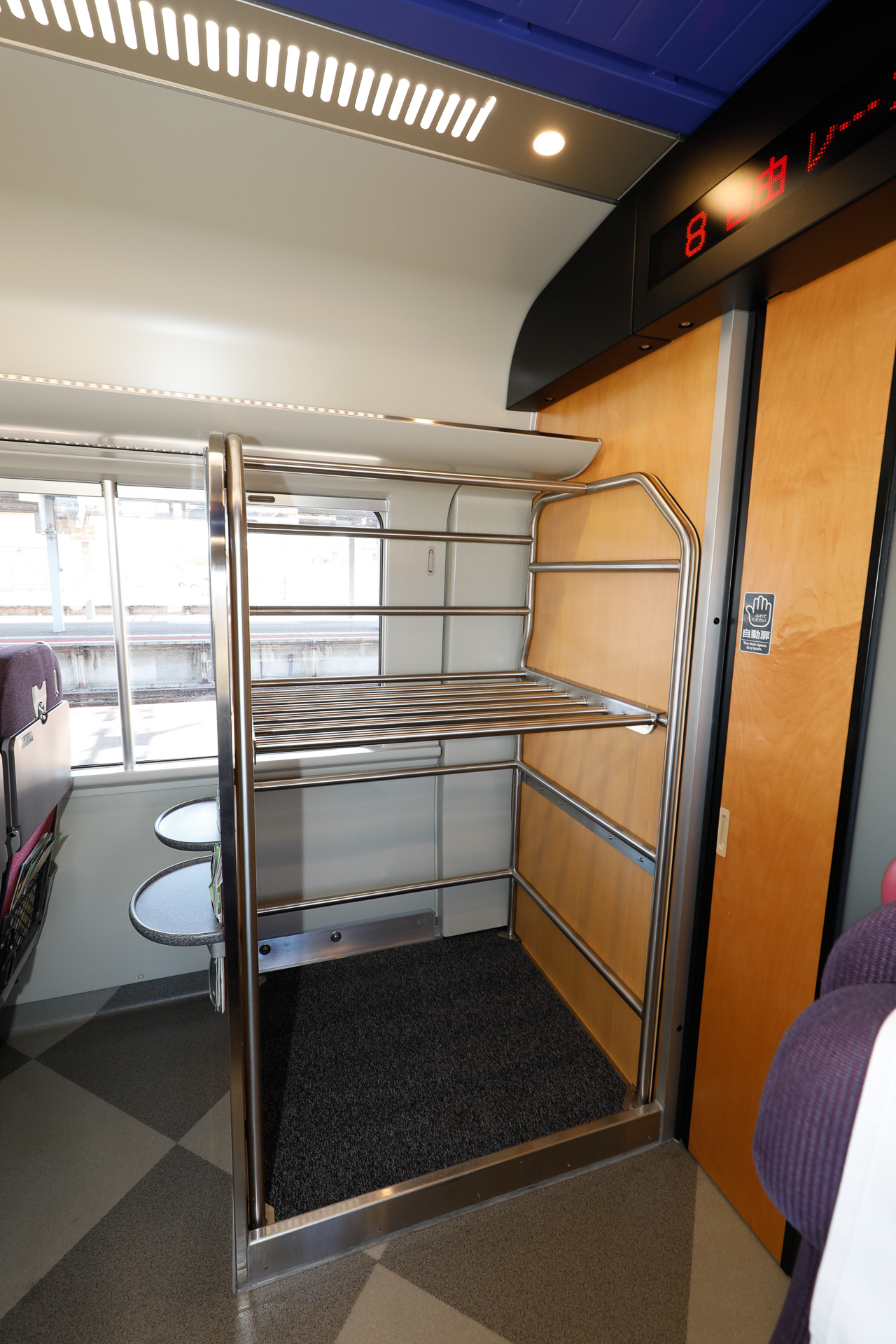 客室端に設けた大型荷物置場の例（JR北海道の261系気動車）。それなりにキャパはあるが、全員が大荷物を置けるほどのスペースではないから、混雑すれば争奪戦は不可避