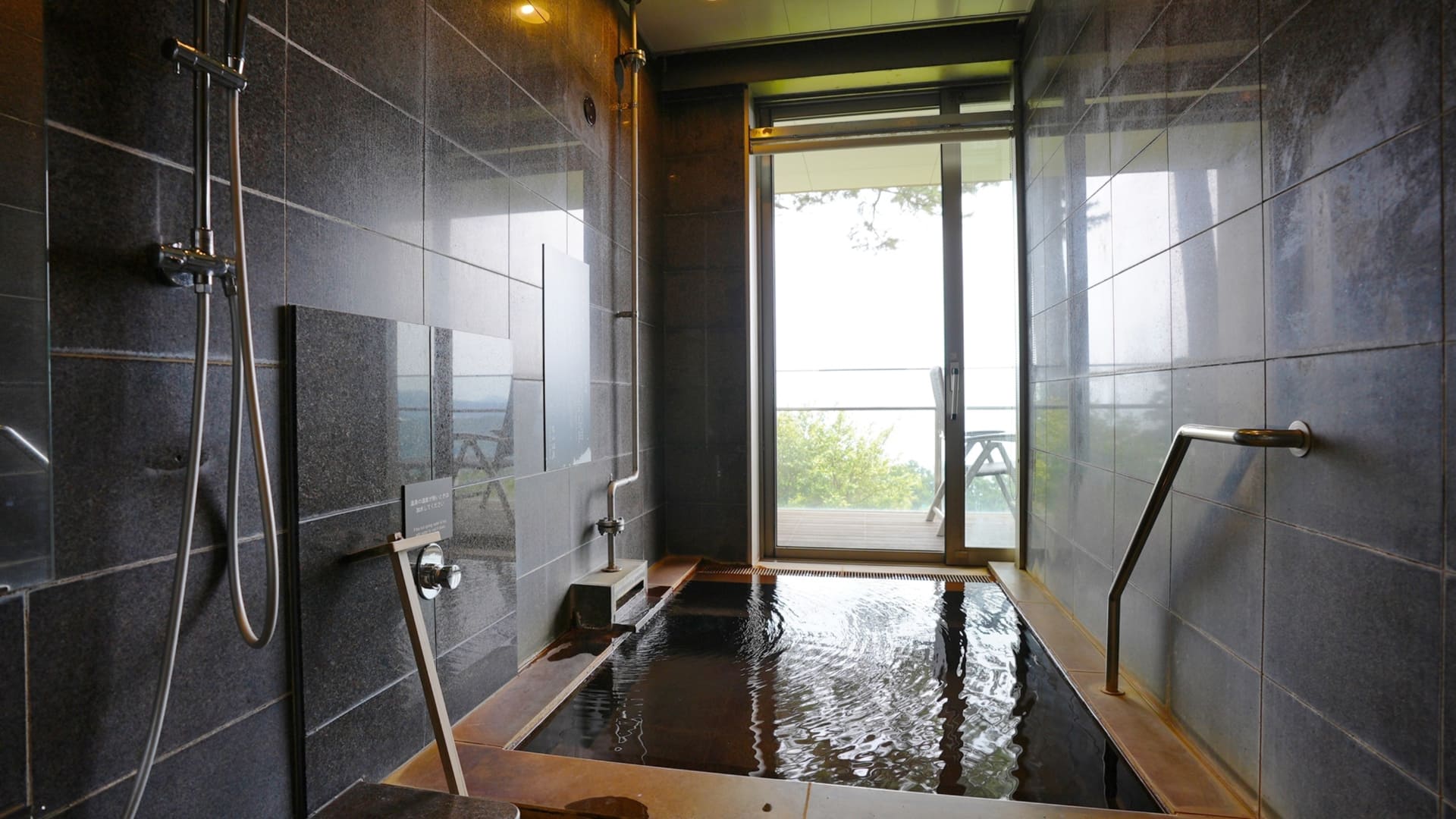 「迎賓館露天風呂付ガーデンスィートオーシャンビュー」客室