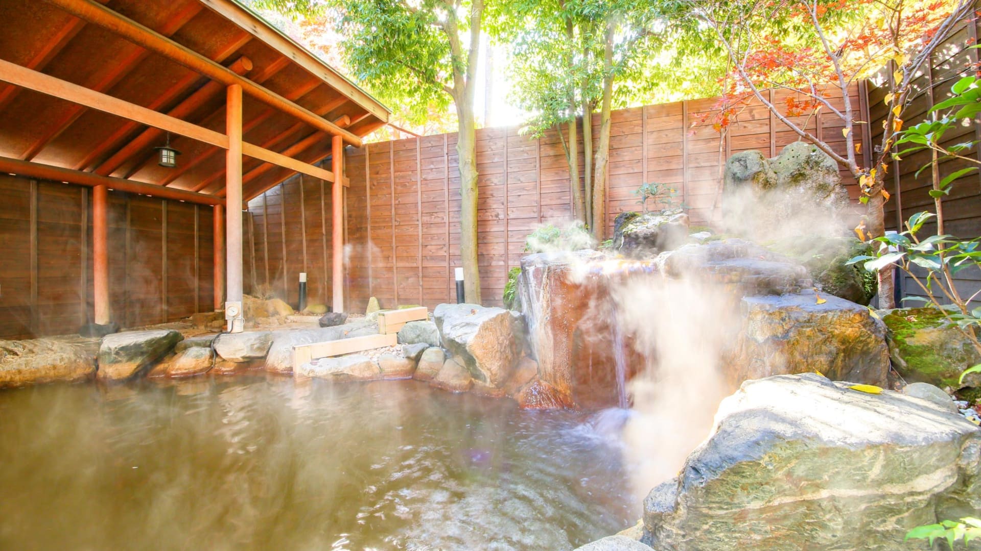 黄金の湯と白銀の湯、2種類の源泉が楽しめる。内風呂、露天風呂に加え、リニューアルで半露天風呂が誕生