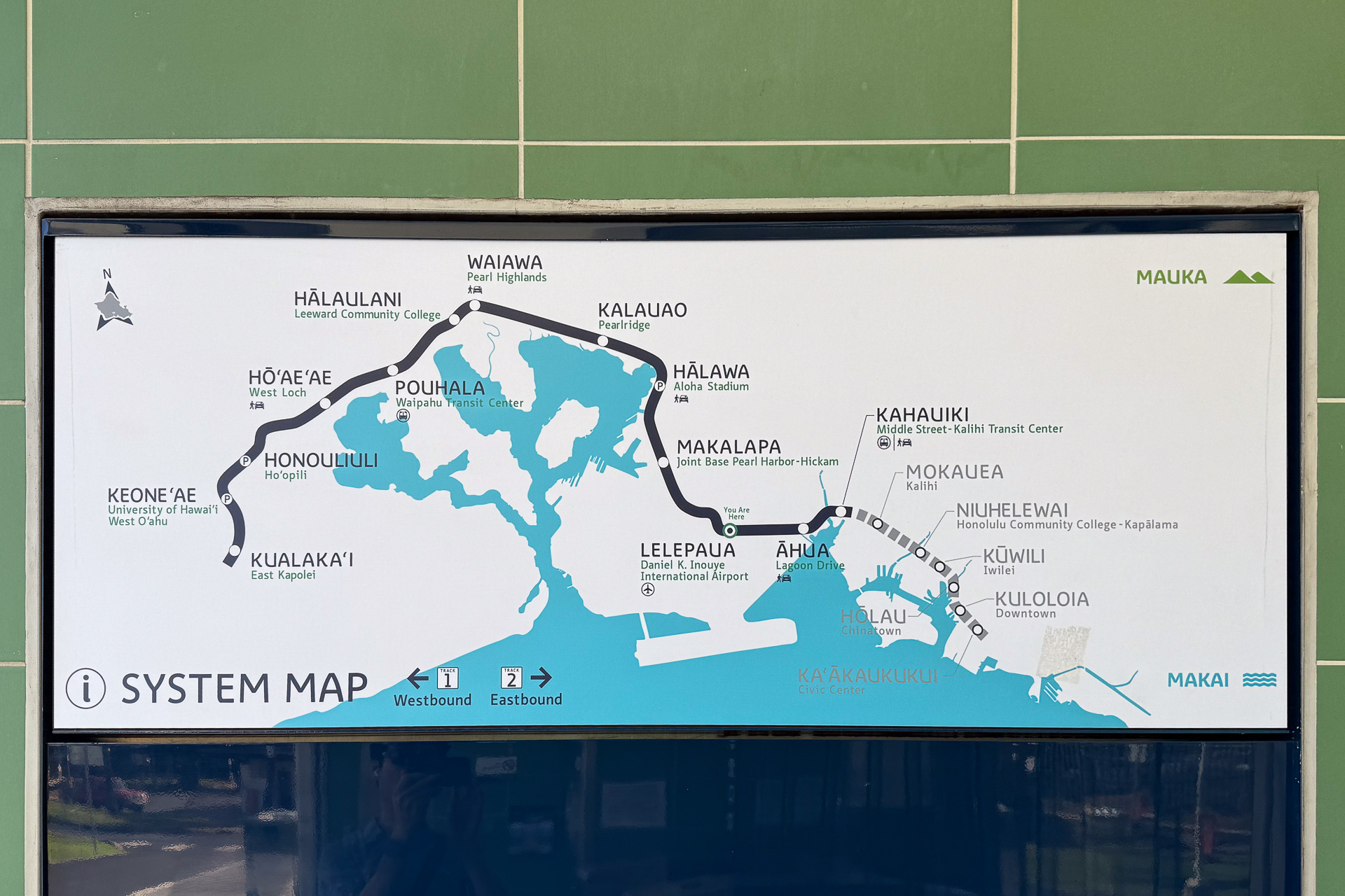 スカイラインの路線図。第3期のカアカウククイ駅まで記載がある。西行き（Westbound）は1番線、東行き（Eastbound）は2番線