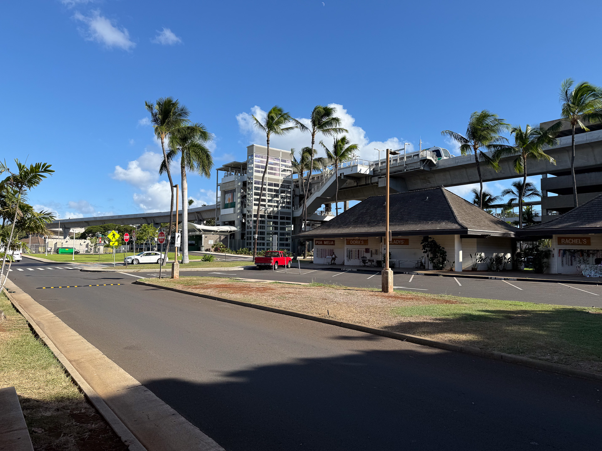ホノルル空港直結の「レレパウア駅」外観