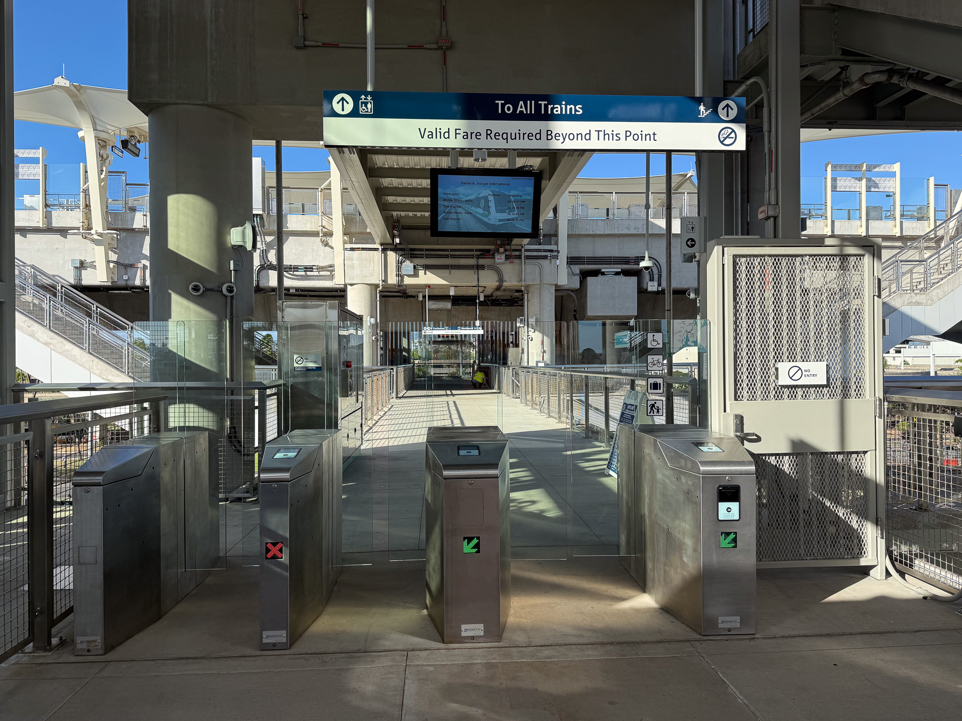 こちらは空港ターミナルビルから駐車場を経由して通路を進んだ先にある改札