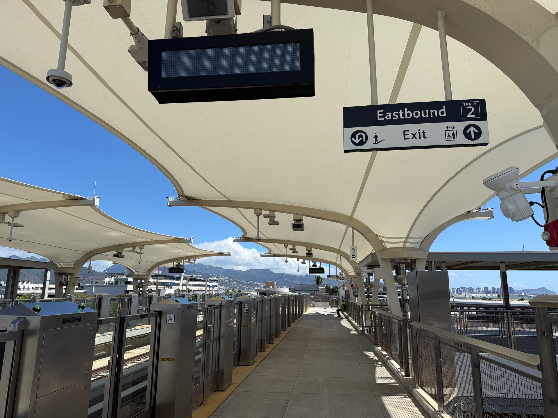 レレパウア駅の2番線、東行き乗り場