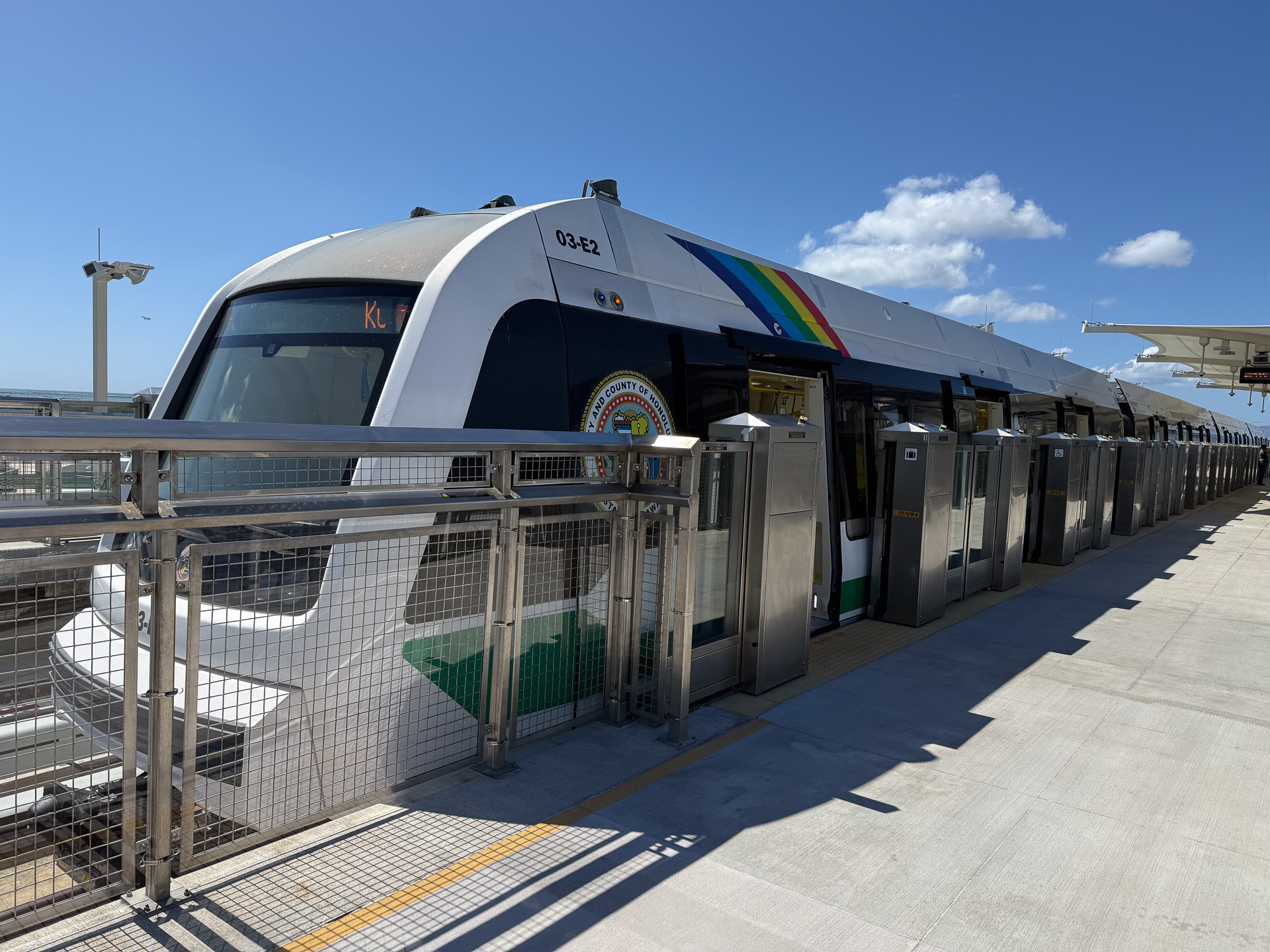 ホームに到着したスカイラインの車両（4両編成）。乗り場にはホームドアを備える