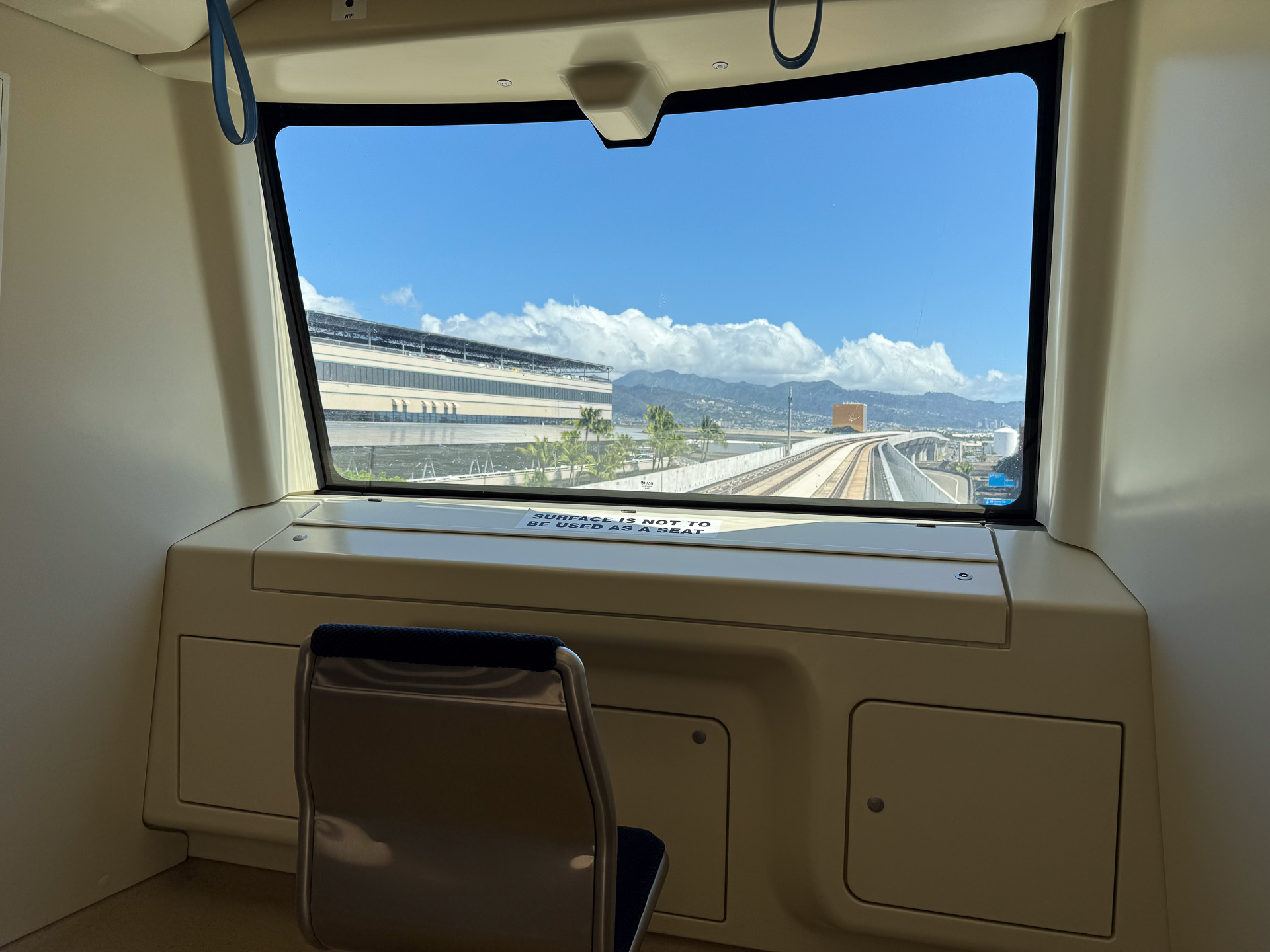 自動運転なので編成の両端は前面展望席になっている