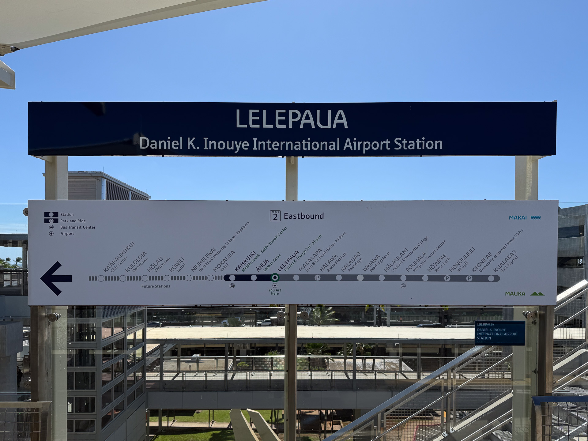 レレパウア駅の駅名標と路線図