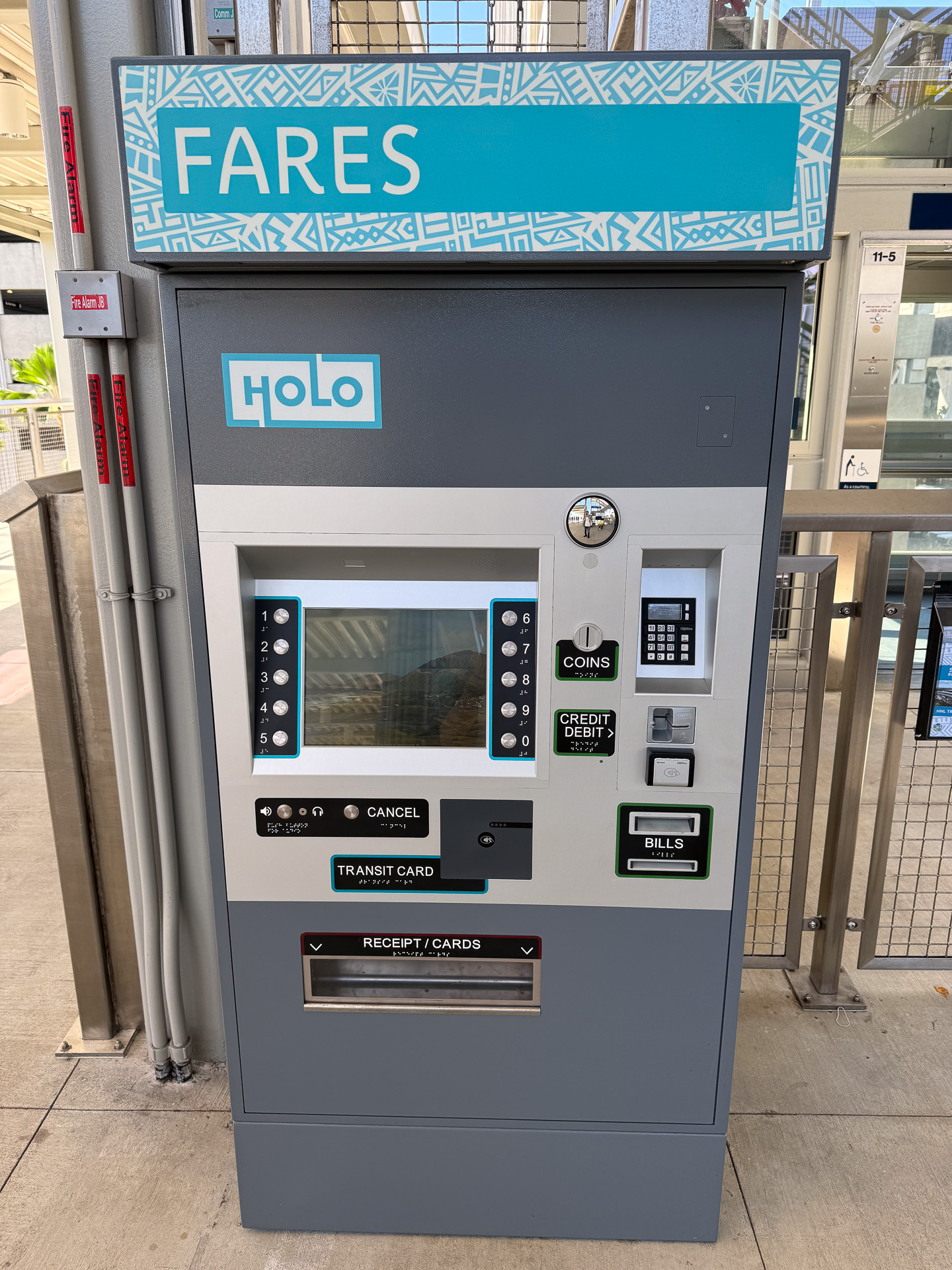 乗車にはホロカードが必須のため、改札前にはカード発行、チャージを行なうための端末がある
