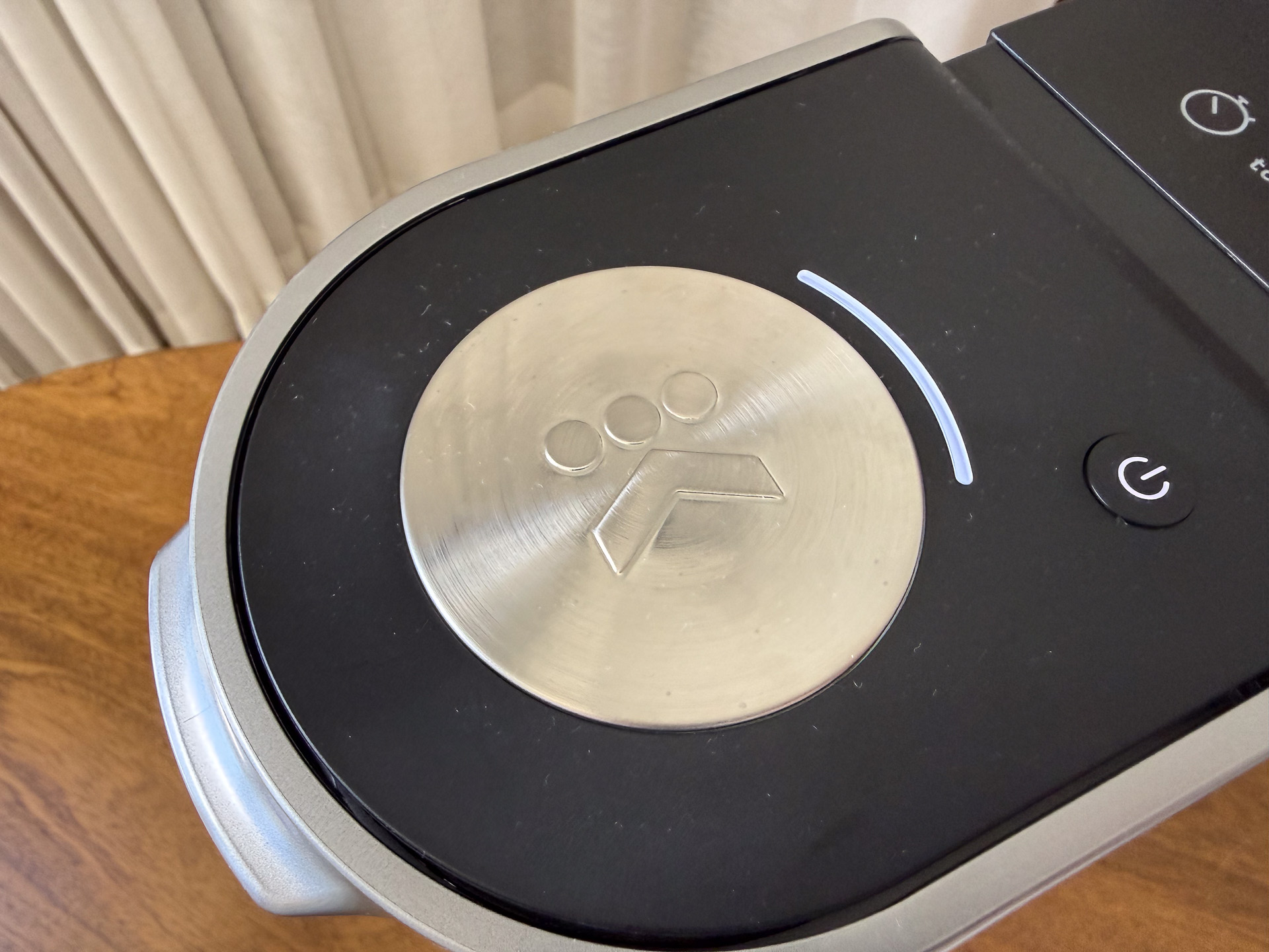 コンセントに挿すと本体の電源ランプが点灯する