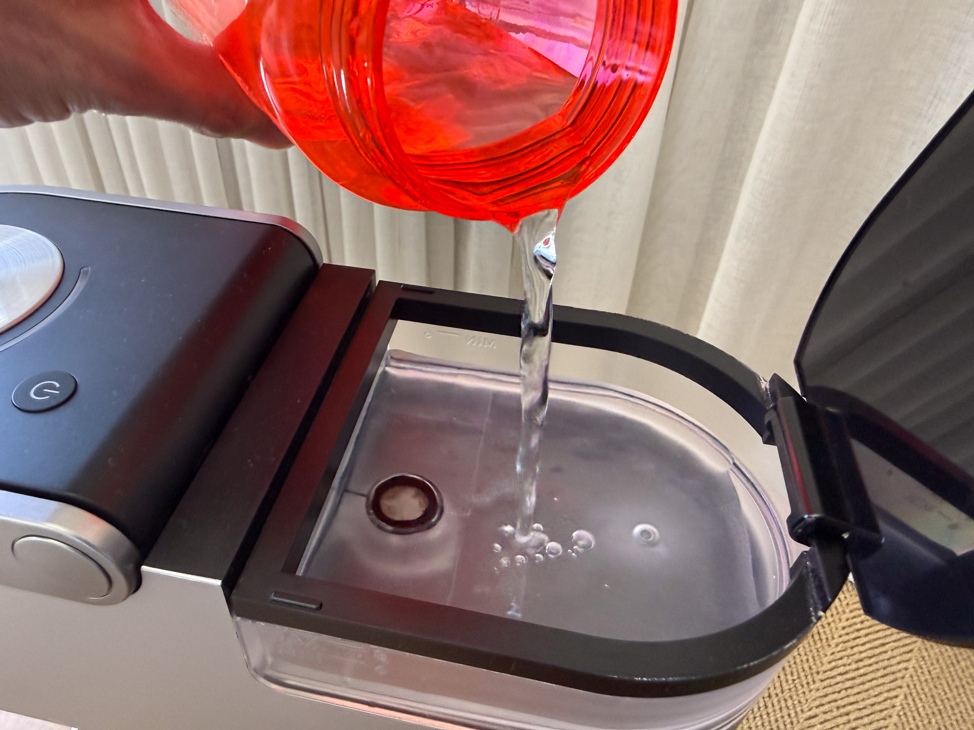 タンク側面に記してある線まで水を注ぐ