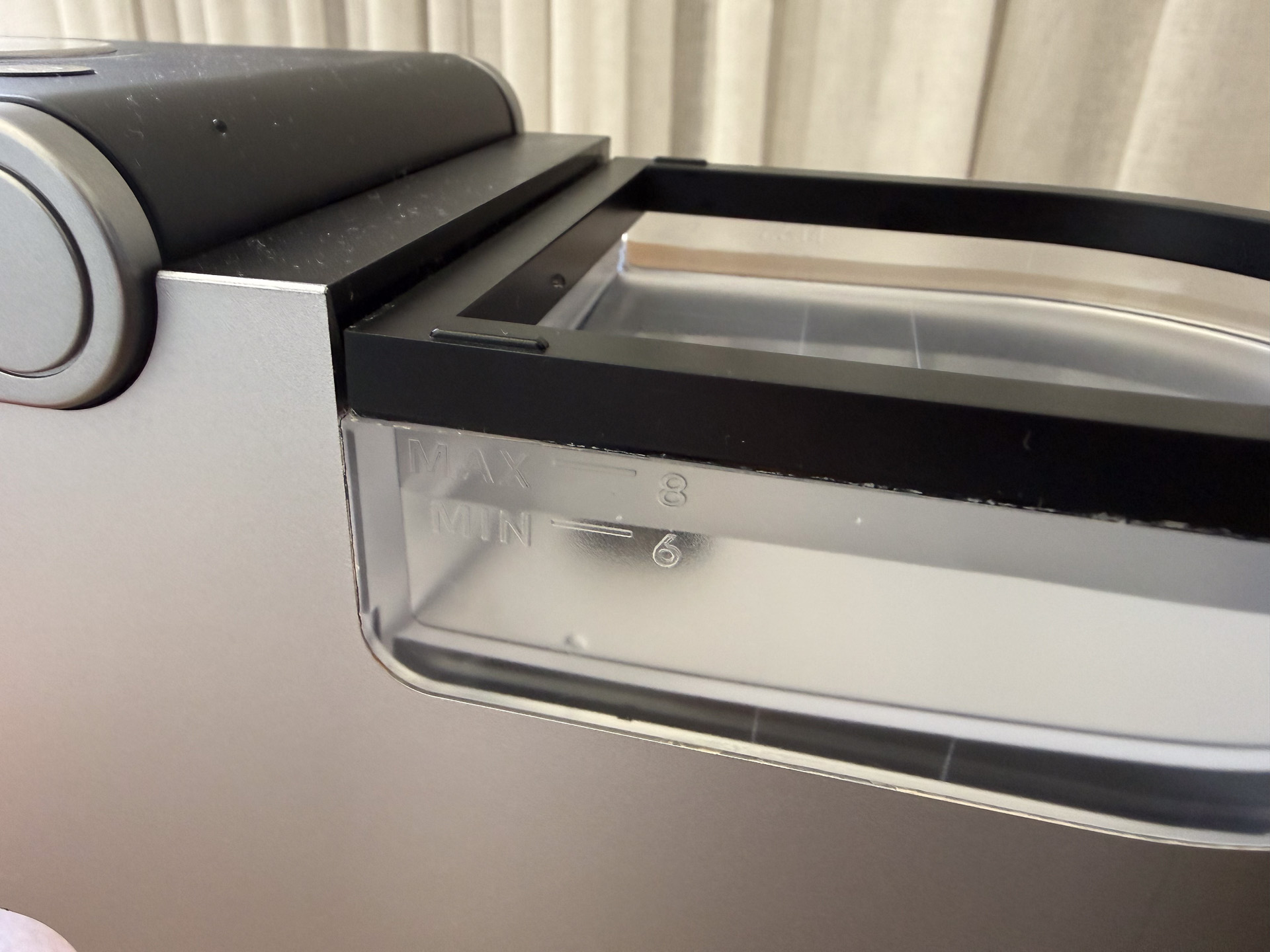 タンク側面に記してある線まで水を注ぐ