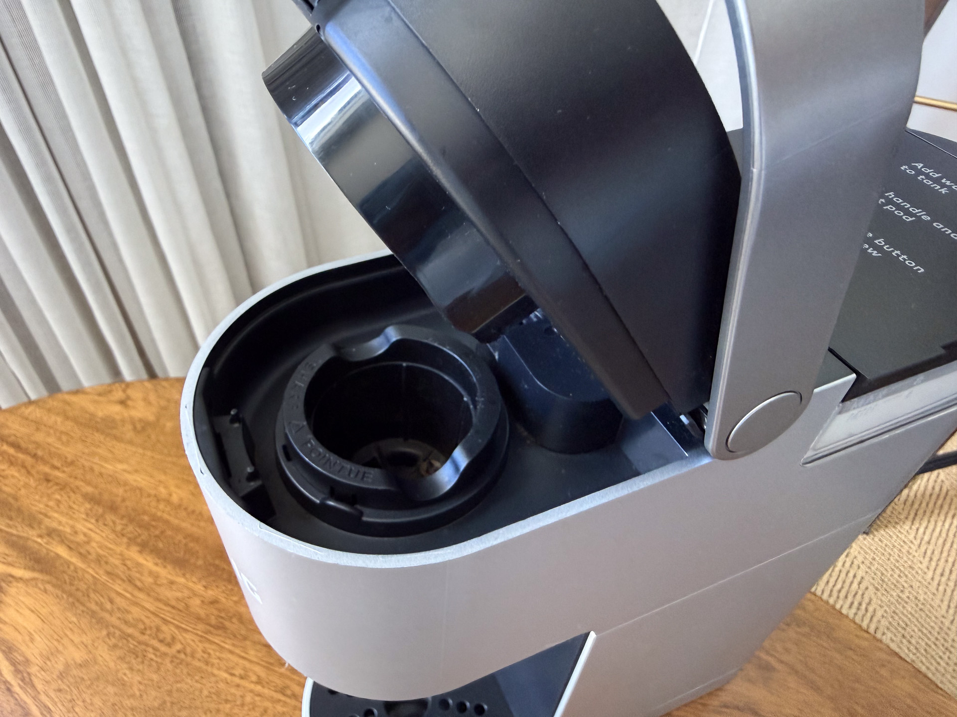 レバーを引き上げるとカプセルを挿入するスペースが現われる