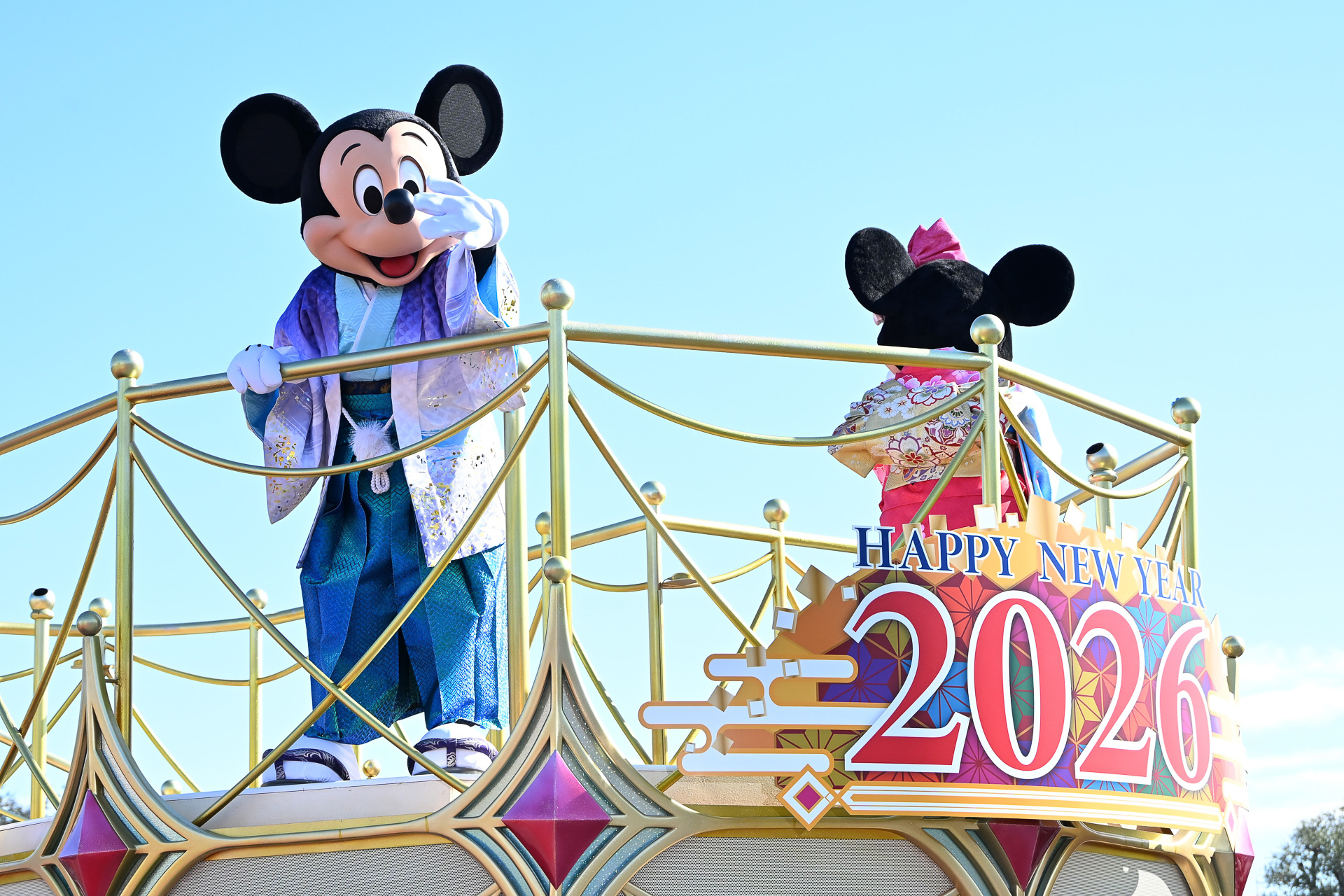東京ディズニーランドでは新年にふさわしい華やかなグリーティングを1日2回実施中だ