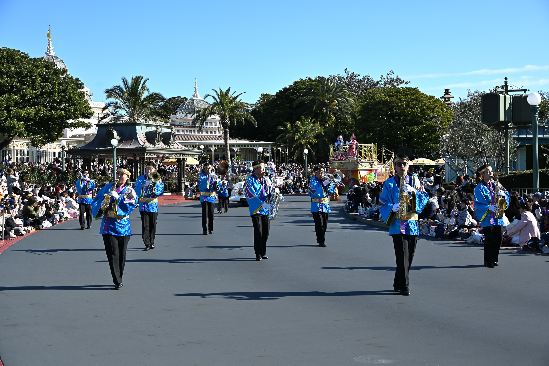 パレードはバンドからスタート