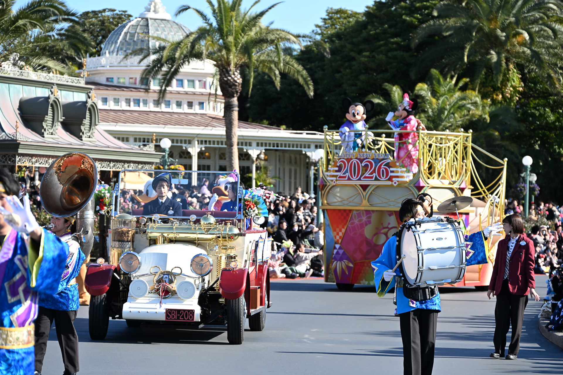 フロート1台、オープンカー1台でやってくる