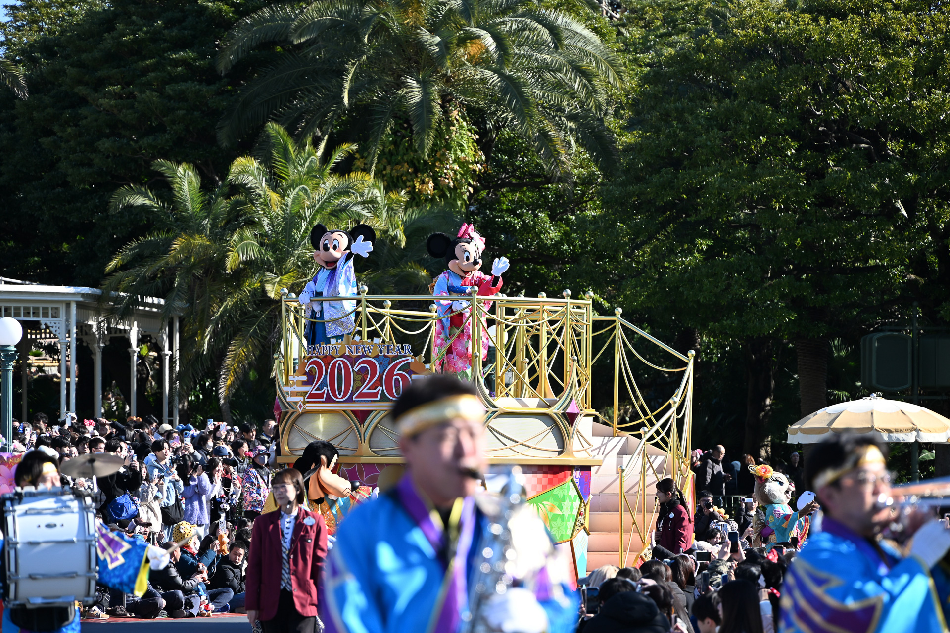 ミッキーマウスたちはフロート上のため、どこでもみやすい