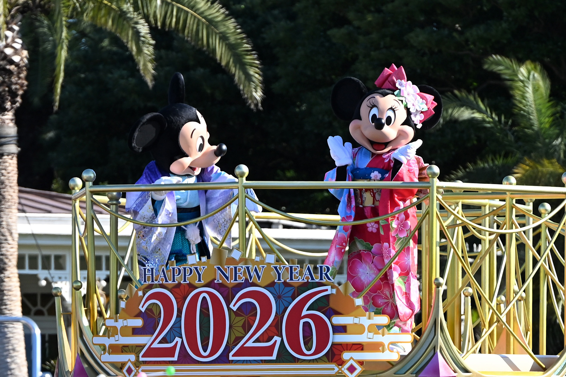 ミッキーマウスたちはフロート上のため、どこでもみやすい