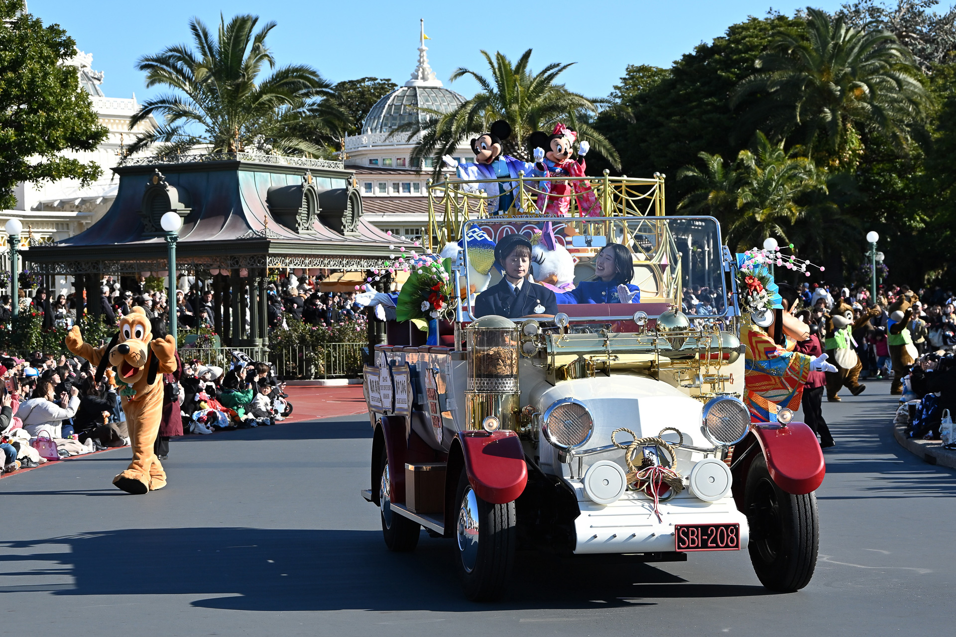 オープンカーの車体には、お正月らしいデコレーションが施されている