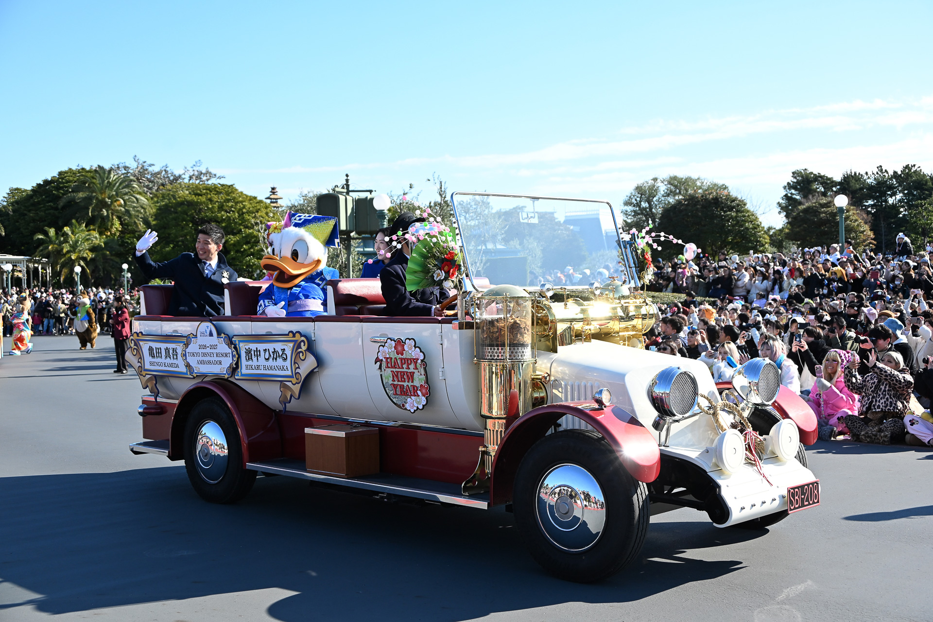 オープンカーの車体には、お正月らしいデコレーションが施されている