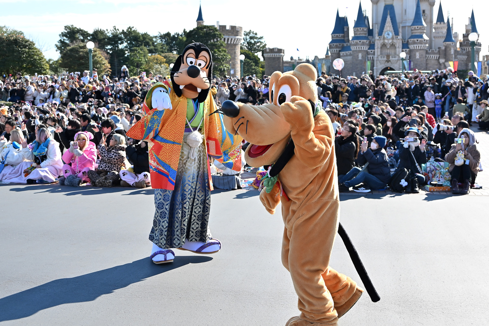 グーフィーとプルートたちの姿も！