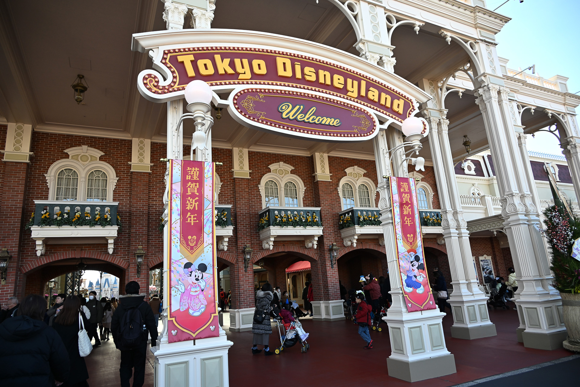 ワールドバザールのエントランスには、門松などが飾られている