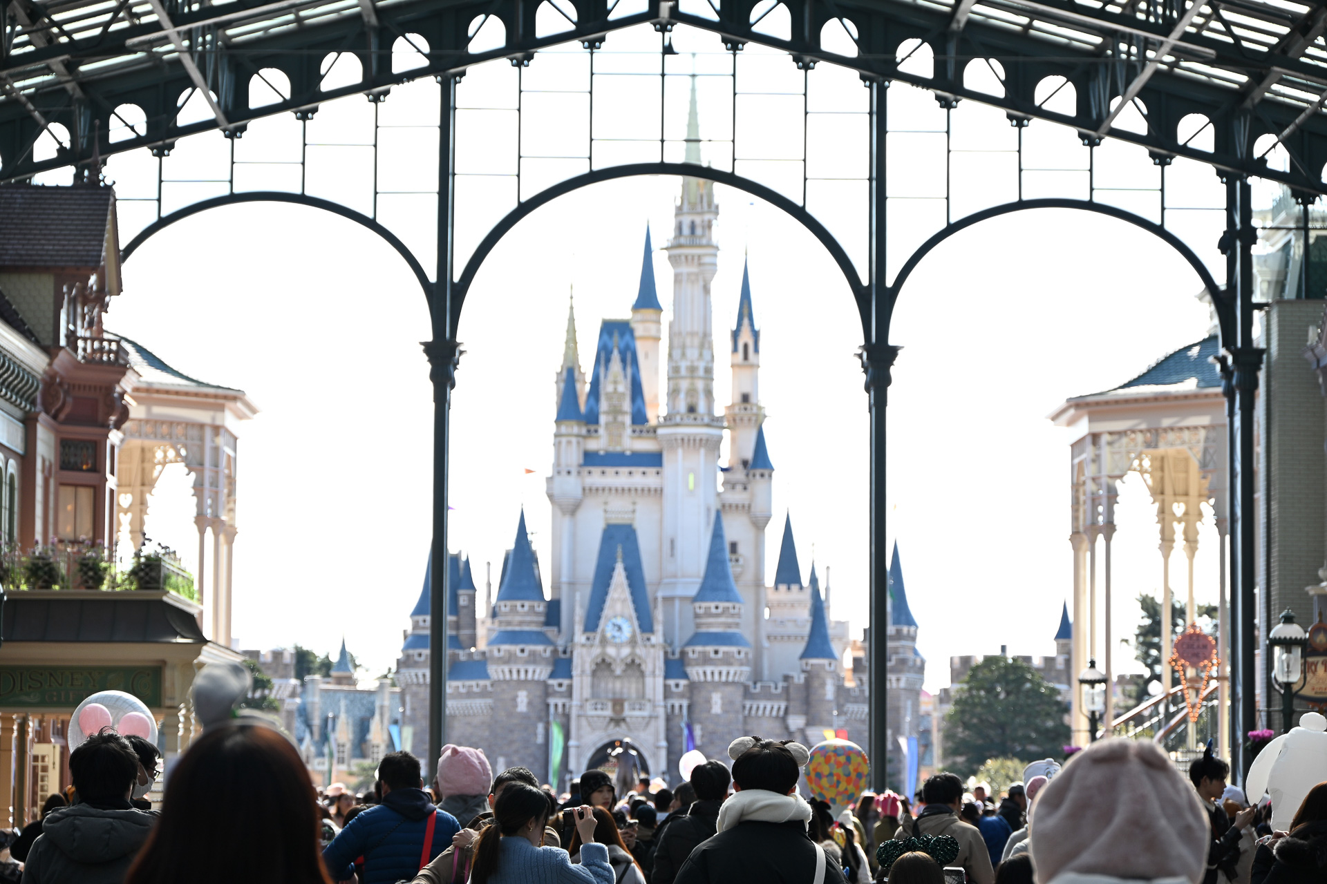 ワールドバザールは、新年をお祝いするゲストであふれていた