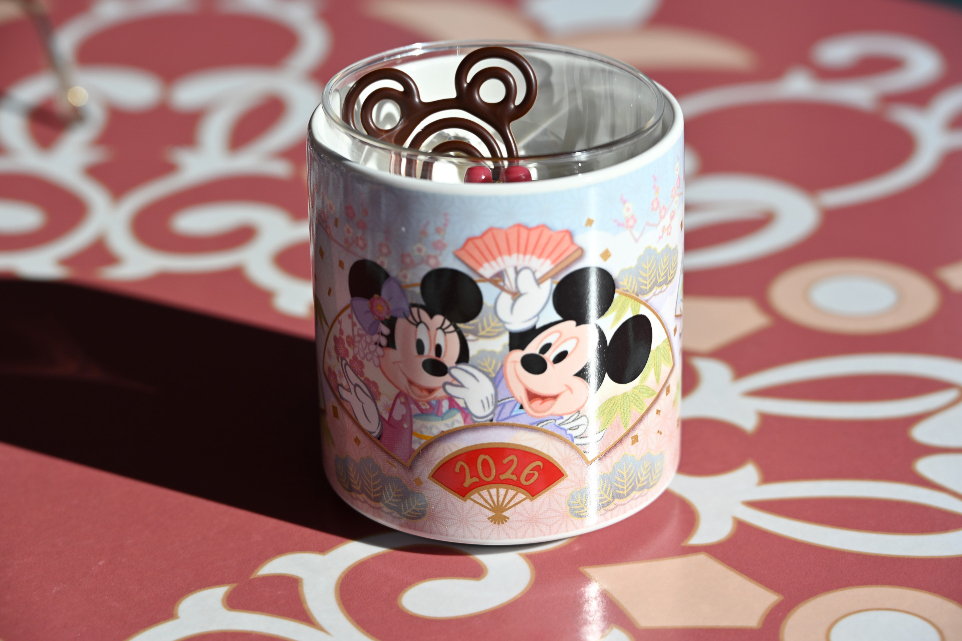 スーベニアカップには、ミッキーマウスや門松の扇に描かれていた2キャラクターの姿も！