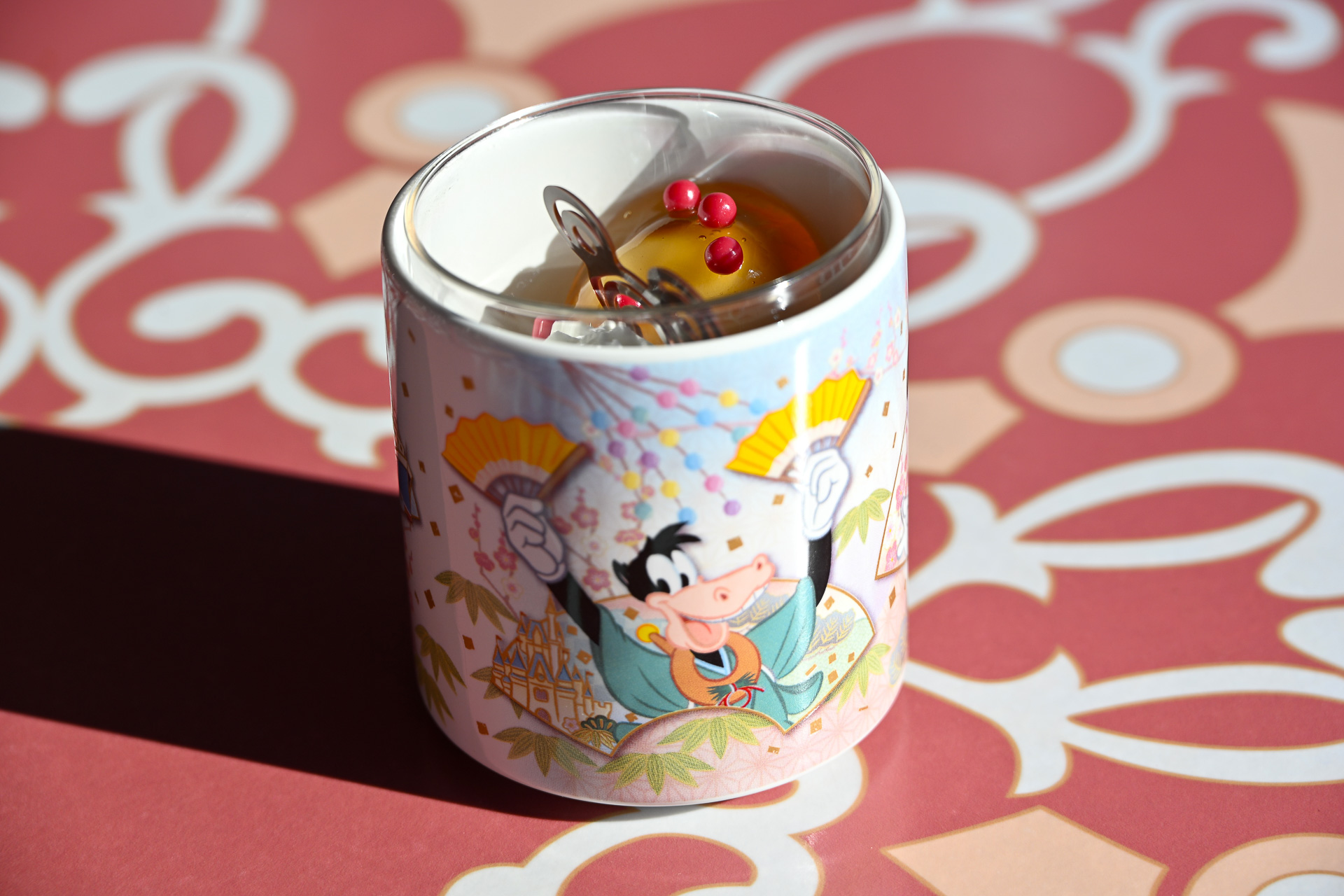 スーベニアカップには、ミッキーマウスや門松の扇に描かれていた2キャラクターの姿も！