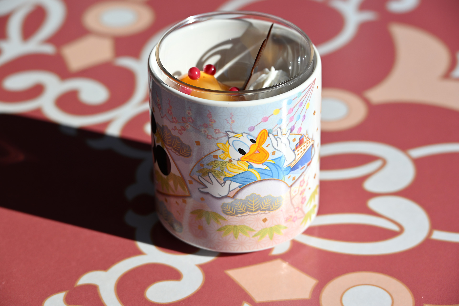 スーベニアカップには、ミッキーマウスや門松の扇に描かれていた2キャラクターの姿も！