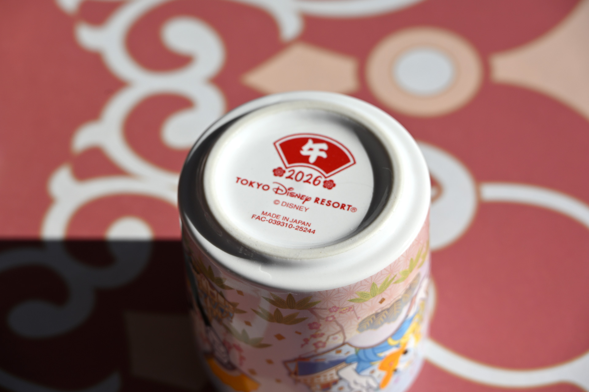 スーベニアカップには、ミッキーマウスや門松の扇に描かれていた2キャラクターの姿も！