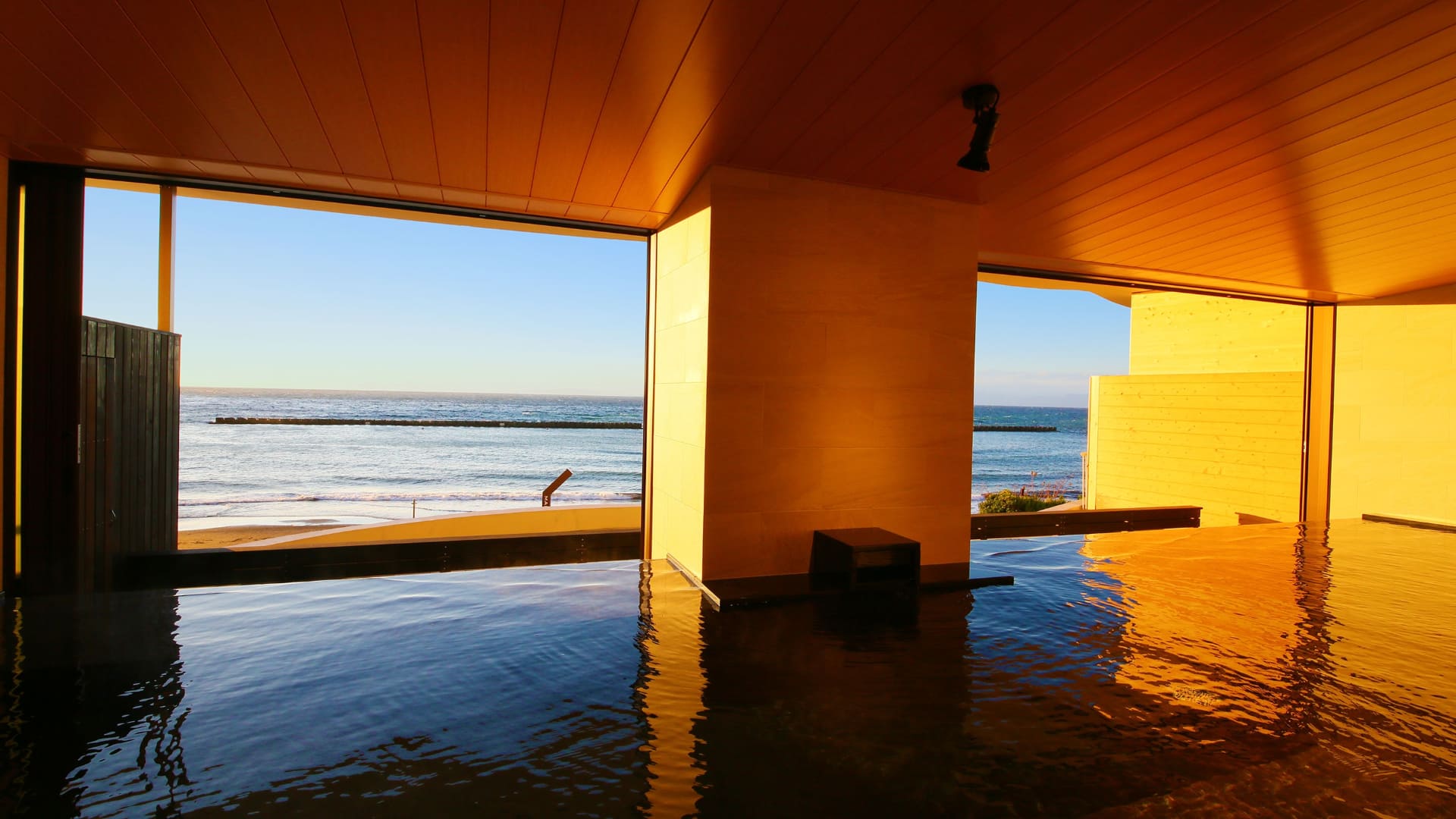 2階「海の見える大浴場」では、目の前に広がる駿河湾を一望。西伊豆の輝くような夕日は忘れられない光景という