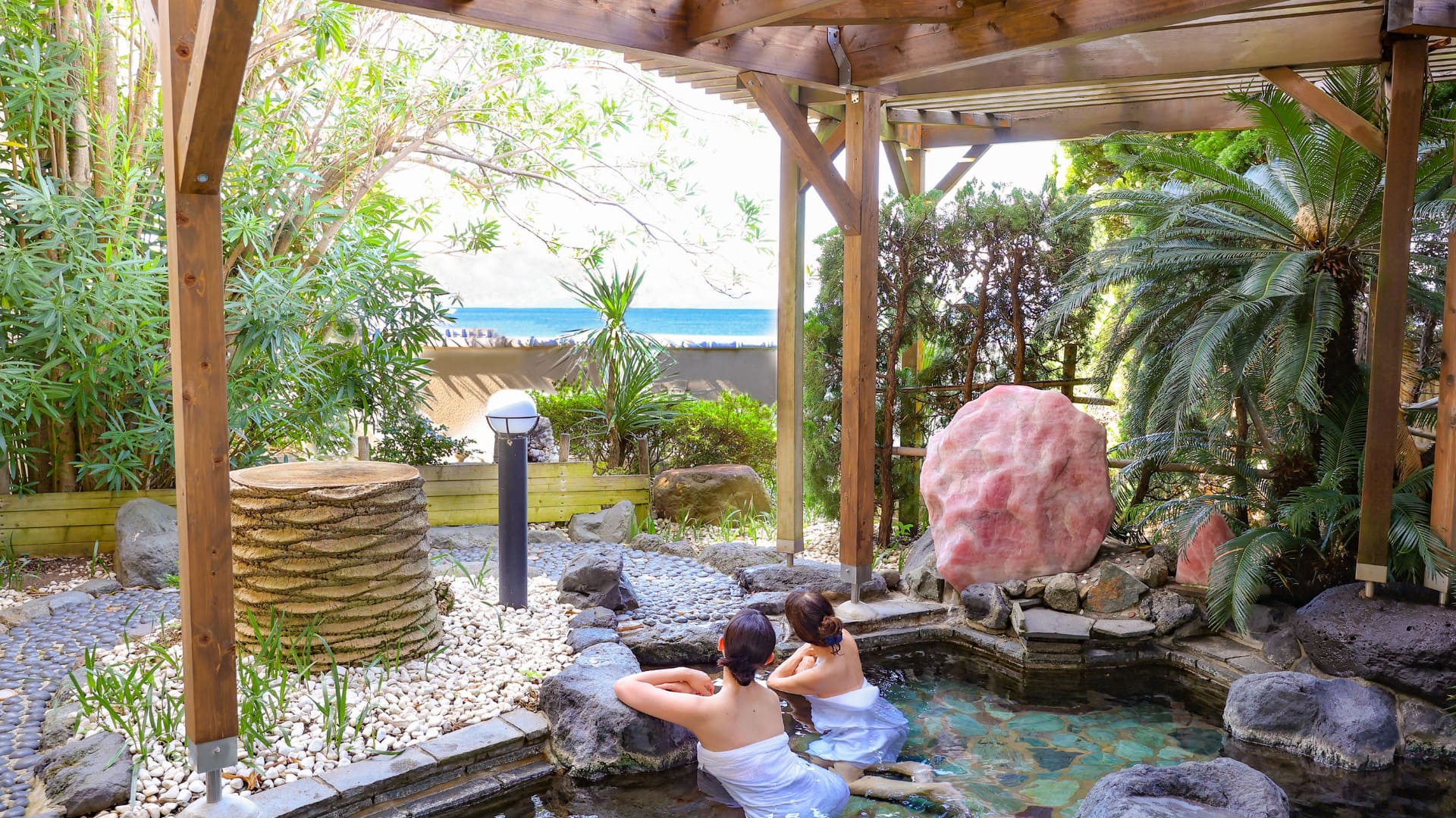 1階の露天風呂は、海を間近に感じて波の音を聞きながら浸かる開放的な岩造り