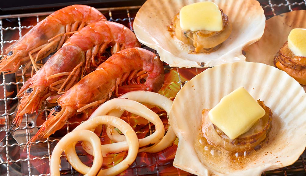 基本バイキングには、和洋中の豊富なメニューが揃い、静岡県ならではの海の幸グルメもラインアップ
