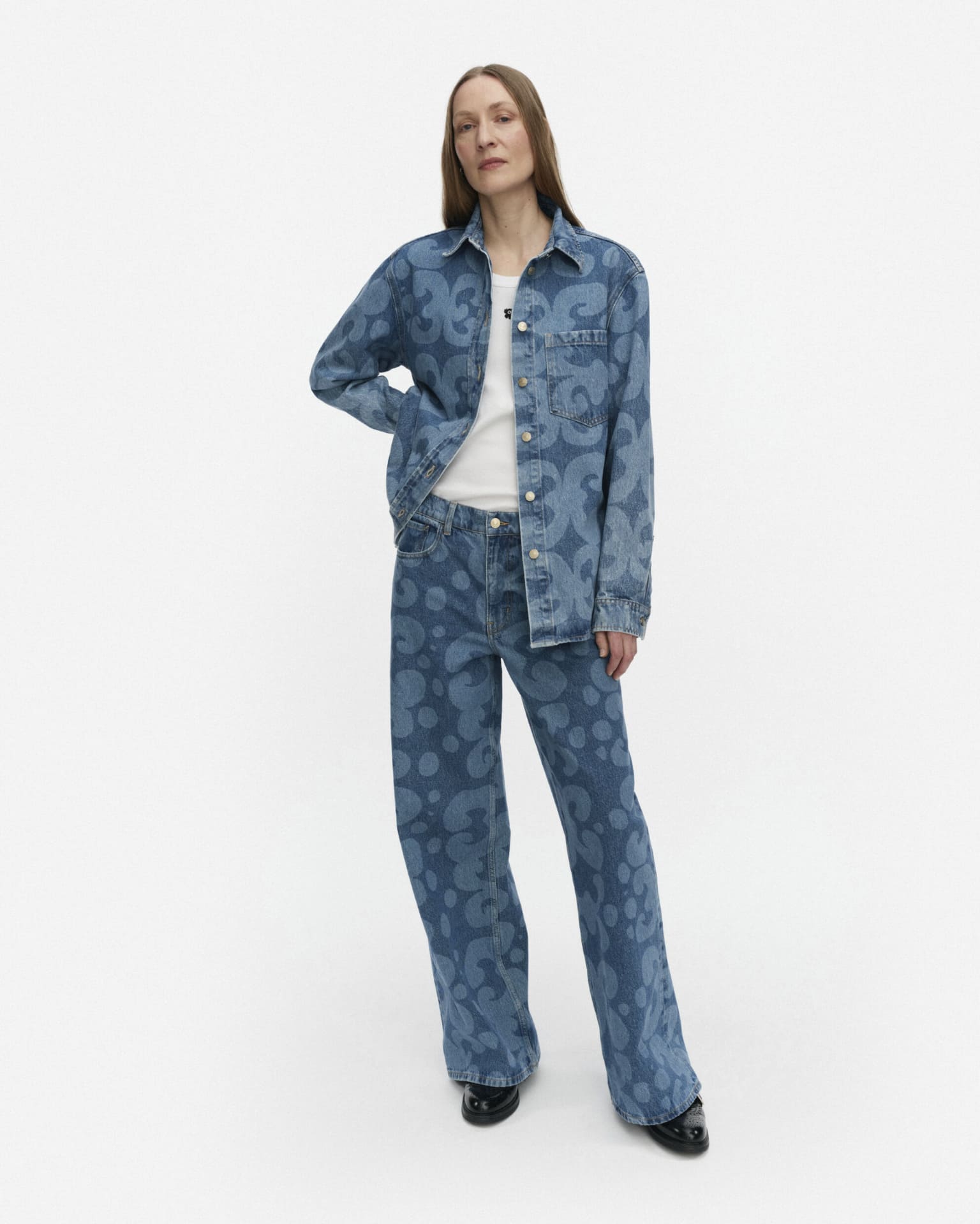 Keidas デニムシャツ（6万7100円）、Keidas Loose デニムパンツ（5万6100円）