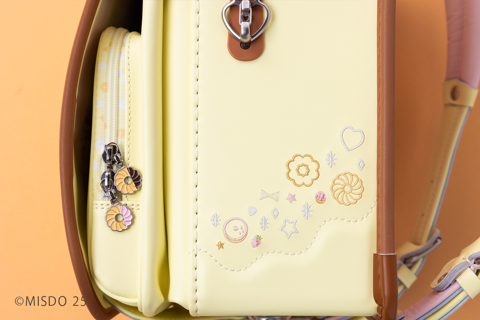 さりげないドーナツの刺繍デザインとハート型のナスカン