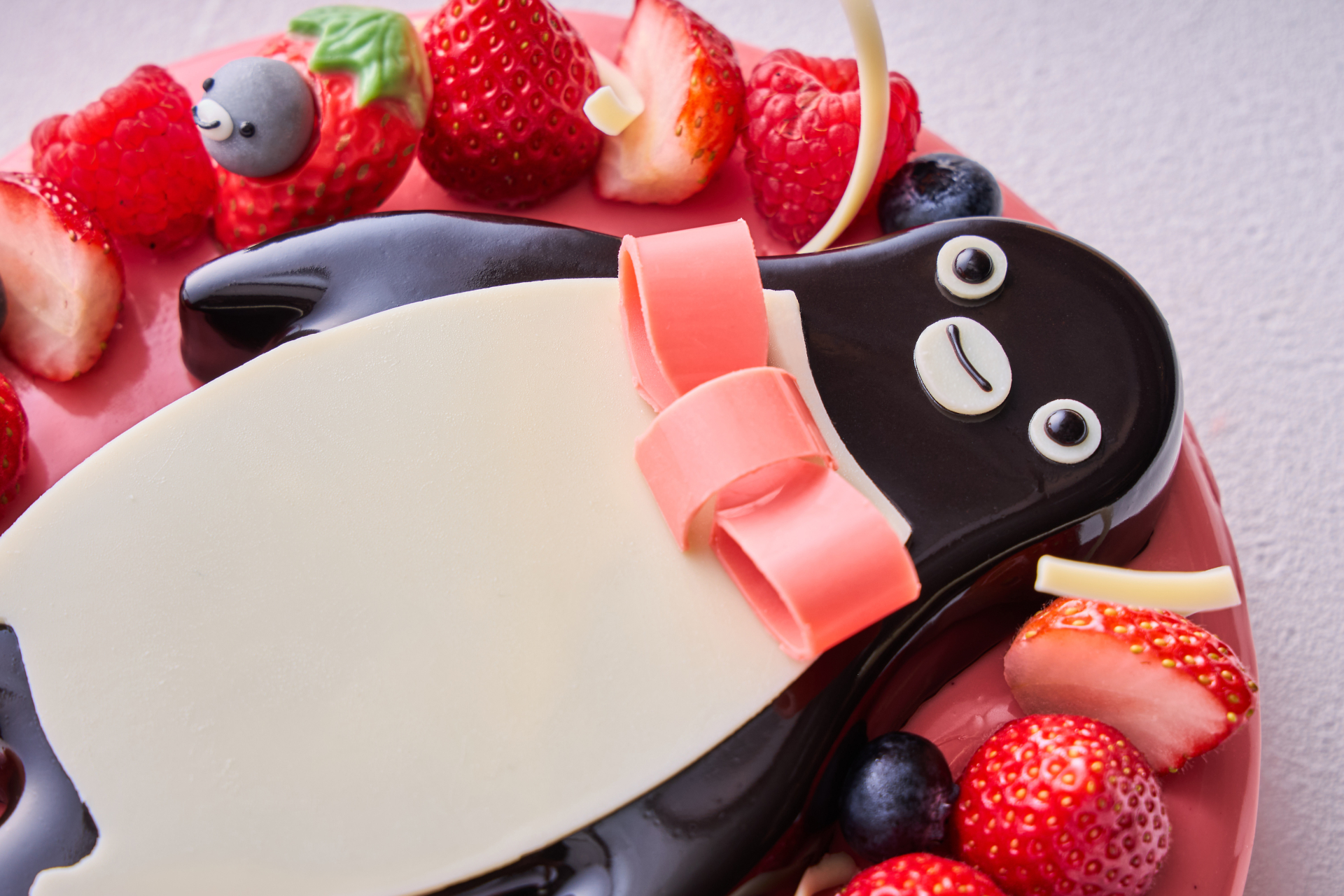 苺のチョコレートから顔を出す子ペンギンも一緒に楽しんで