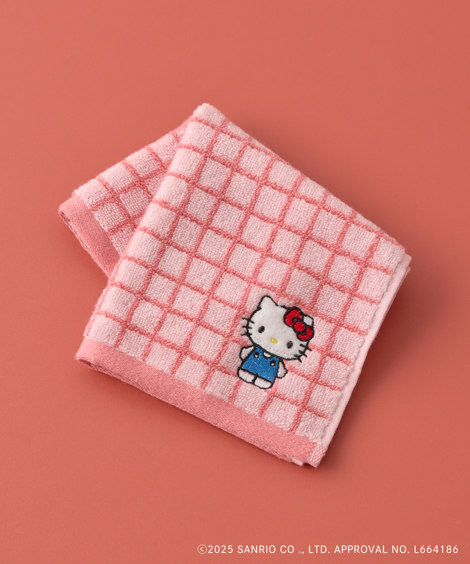 「刺繍チェックタオルハンカチ」（各880円）
