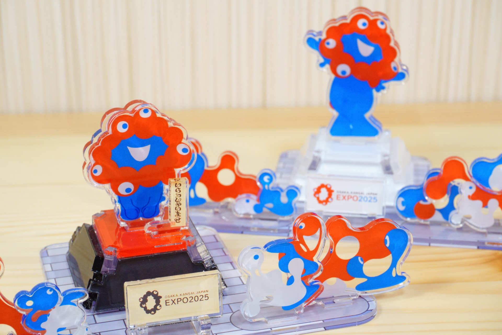 東西ゲートのミャクミャク像を再現したアクリルスタンドが登場