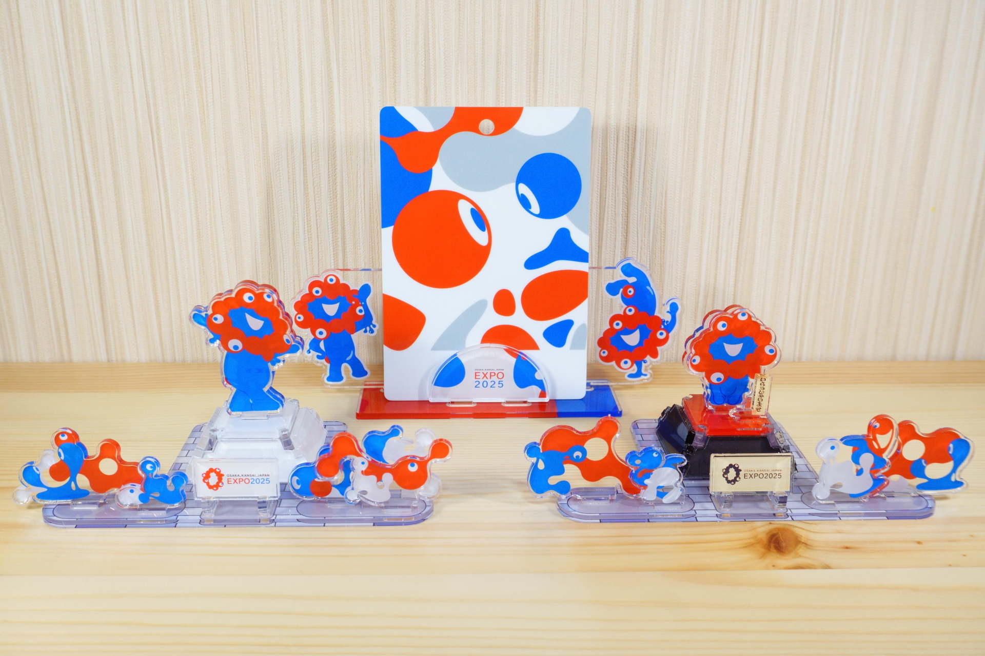 手持ちのアクリルスタンド（万博の記念チケットとセット販売されていたもの）と一緒に並べてみた様子