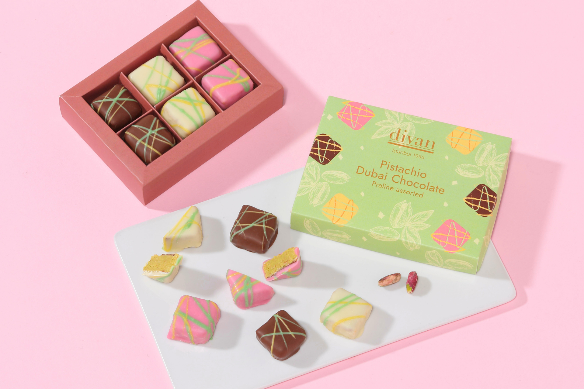 新作「ピスタチオドバイチョコレートプラリネアソート」（6個入り3240円）。divanの人気商品「ピスタチオドバイチョコレート」が一口サイズのアソートになり、新フレーバーのベリーを含む、3つの味が楽しめる