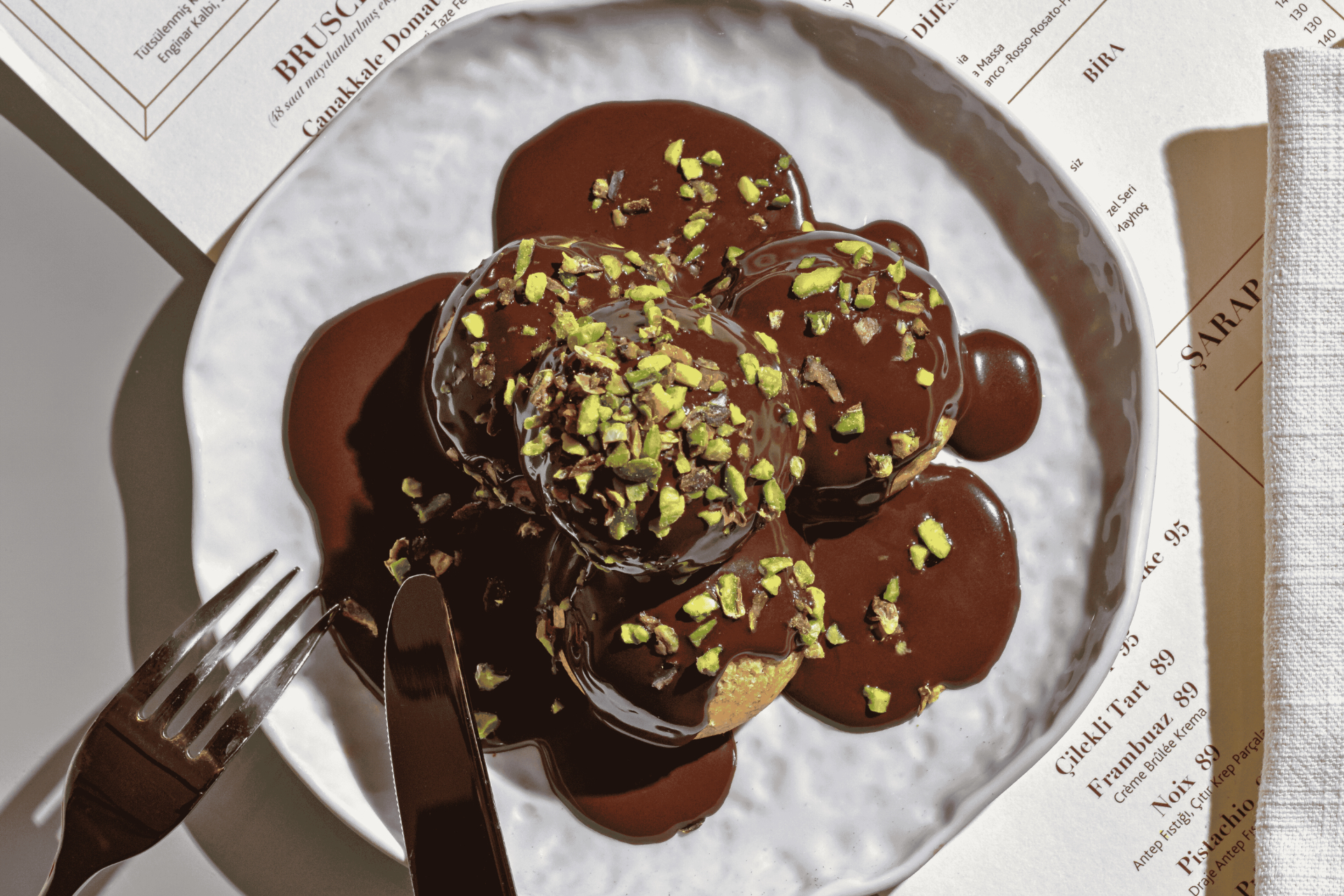 松屋銀座のバレンタイン催事場限定で販売する「プロフィトロール」。一口サイズのシュークリームにたっぷりのチョコレートソースがかかったスイーツで、トルコ本国のdivan看板スイーツ