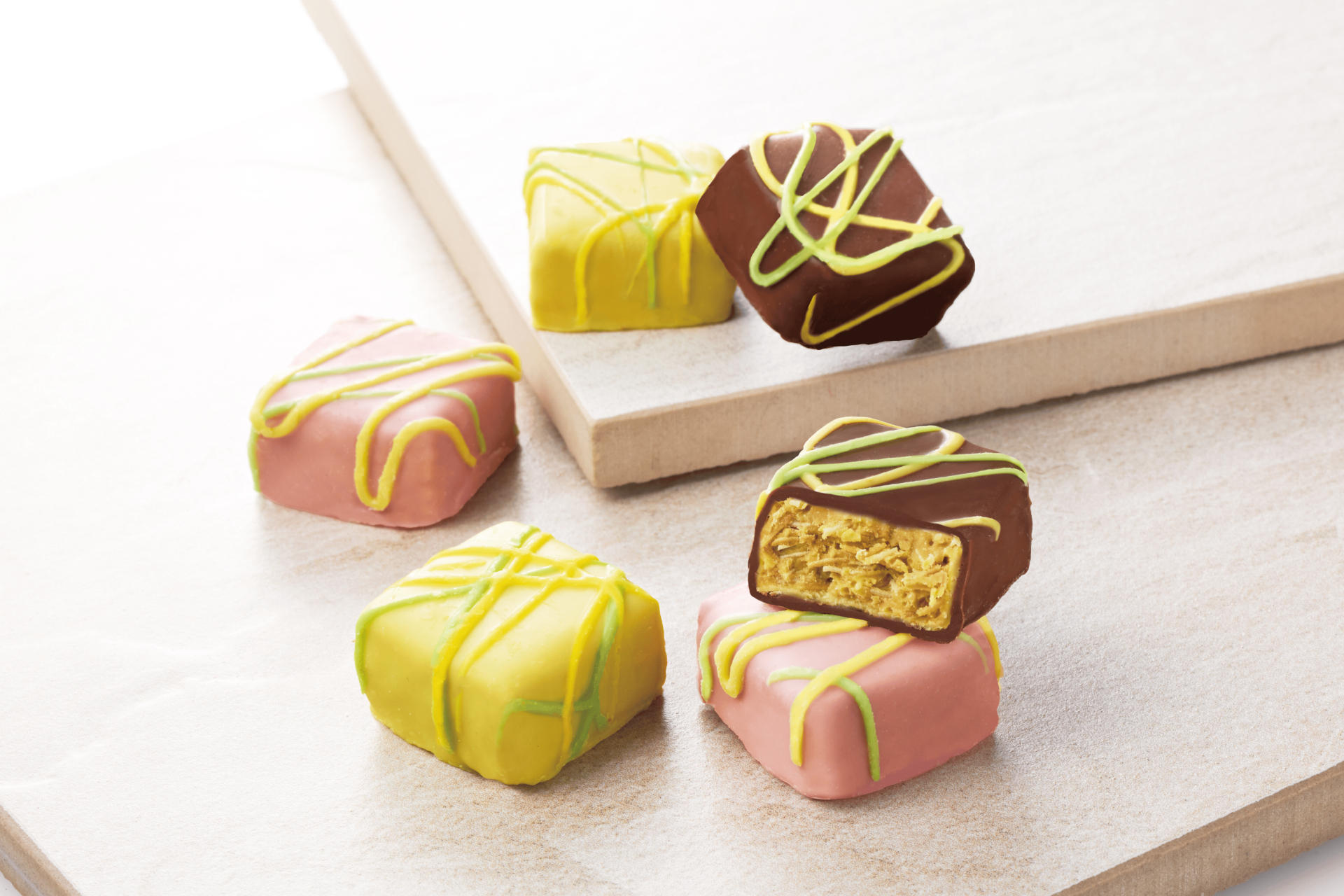 新作「ピスタチオドバイチョコレートプラリネアソート」（6個入り3240円）。divanの人気商品「ピスタチオドバイチョコレート」が一口サイズのアソートになり、新フレーバーのベリーを含む、3つの味が楽しめる