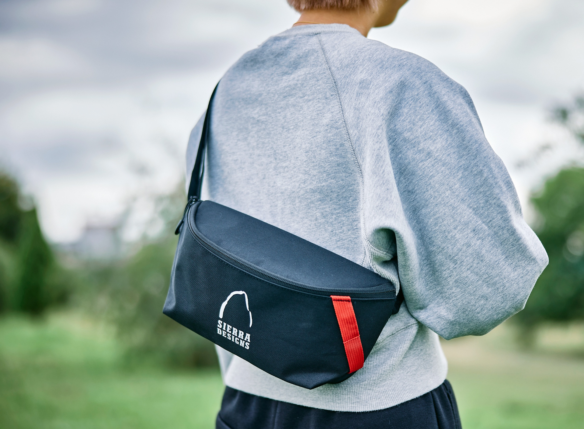 マウンテンパーカの元祖ブランド「シエラデザインズ」とコラボしたマルチボディーバッグ。大容量かつ多彩なポケットが備わり、これ1つでお出かけできる