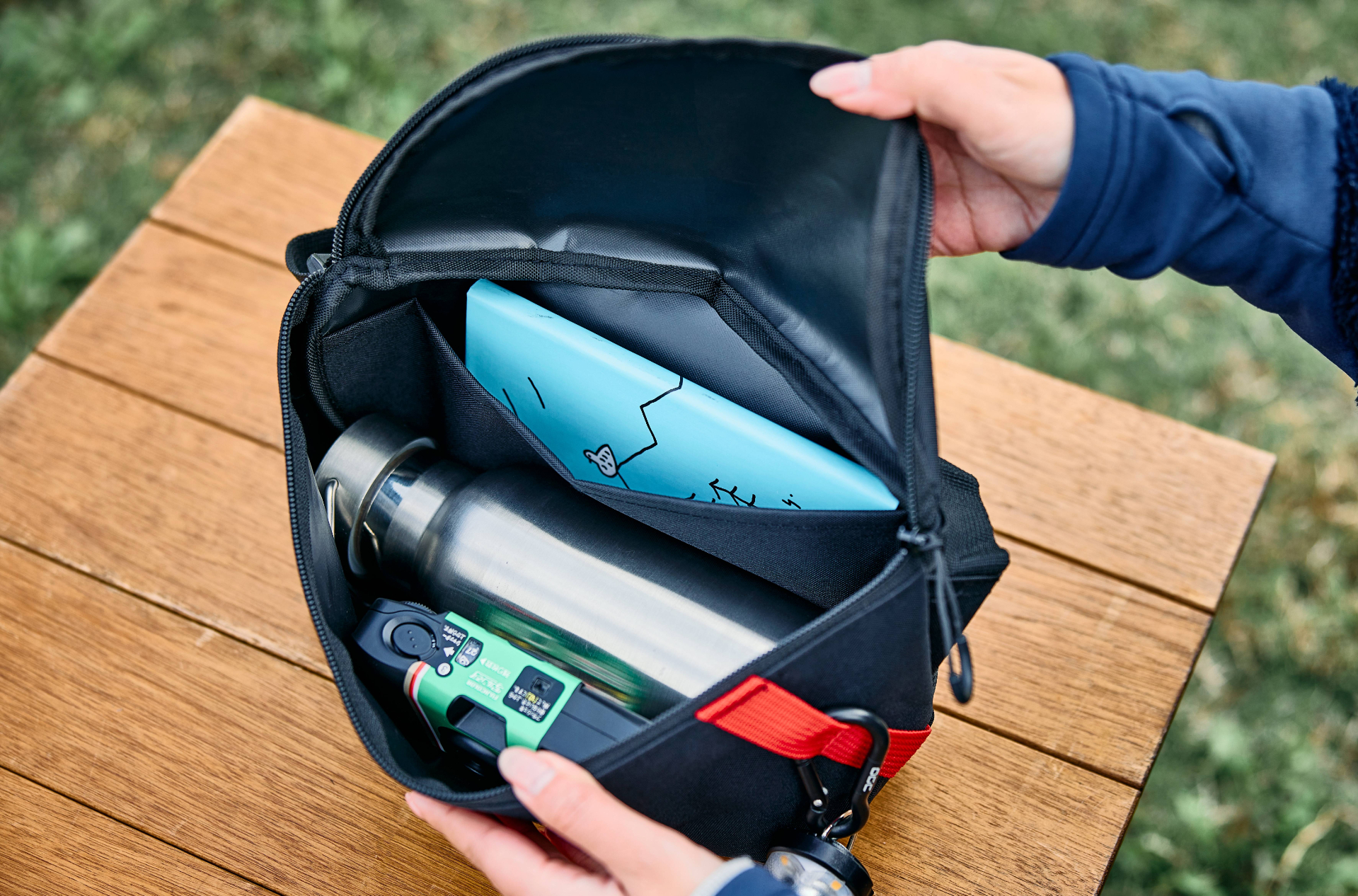 マウンテンパーカの元祖ブランド「シエラデザインズ」とコラボしたマルチボディーバッグ。大容量かつ多彩なポケットが備わり、これ1つでお出かけできる