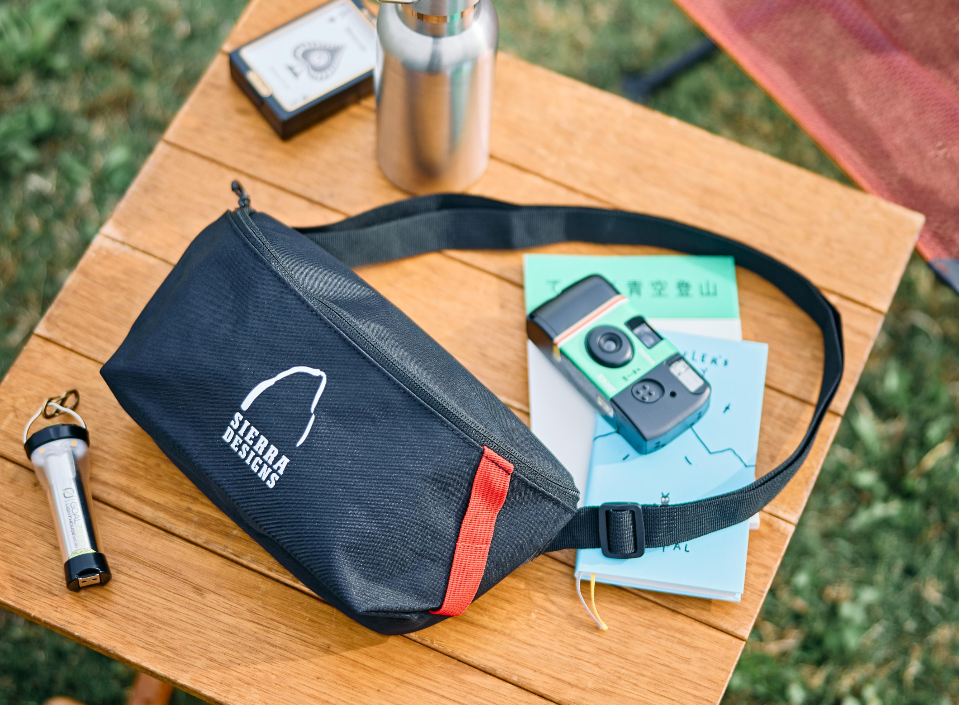 マウンテンパーカの元祖ブランド「シエラデザインズ」とコラボしたマルチボディーバッグ。大容量かつ多彩なポケットが備わり、これ1つでお出かけできる