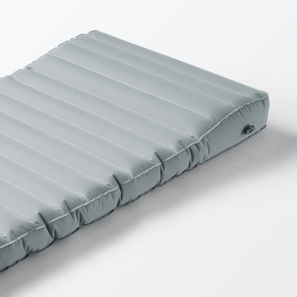 無印良品、「空気でできたマットレス」発売。ポンプ内蔵で道具不要