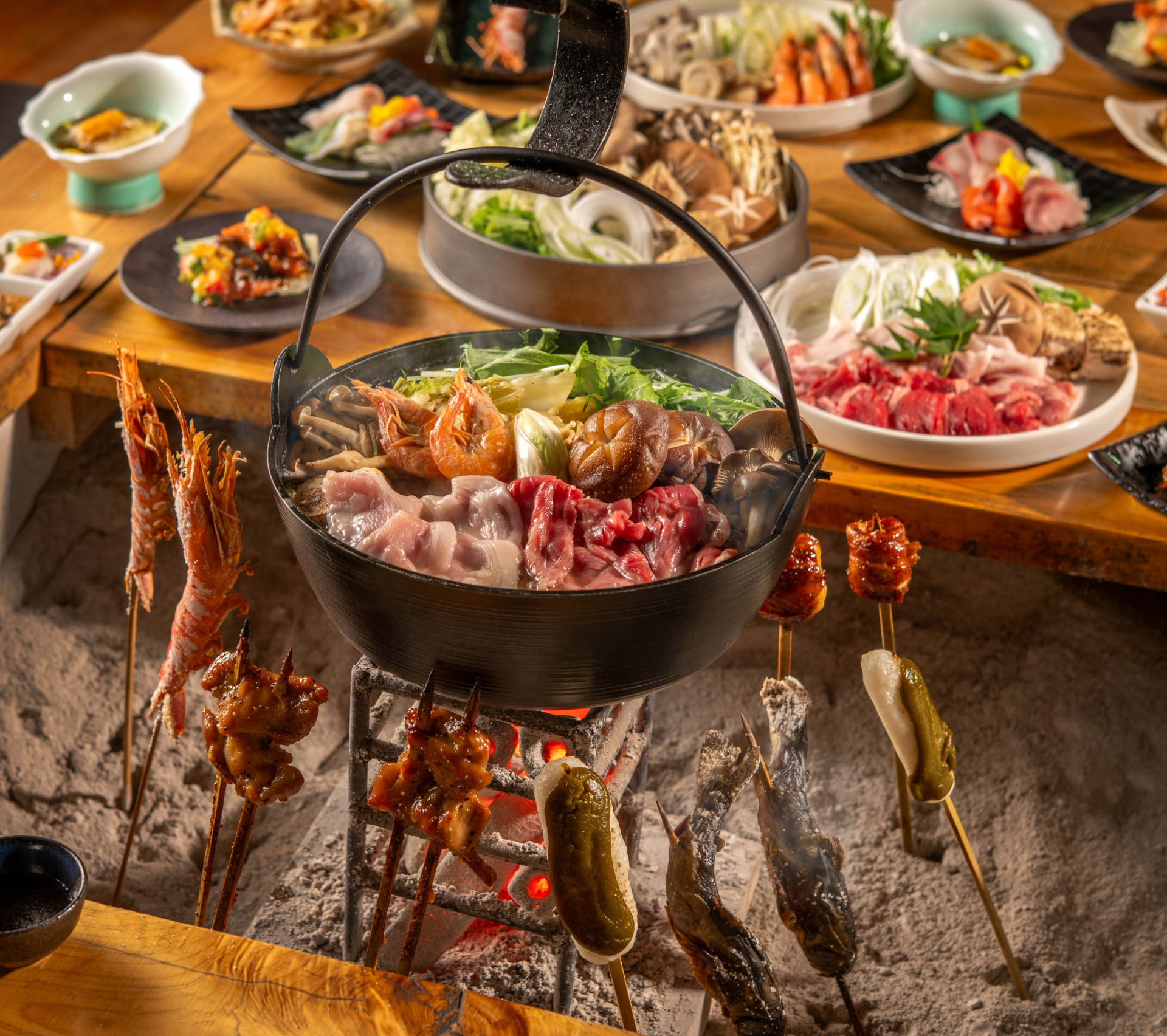 夕食の里山料理ビュッフェ。囲炉裏で焼いた板台餅や山女魚、田楽、つくねなどの串焼き、秘伝のタレで焼いた栃木県産鶏串などが食べ放題