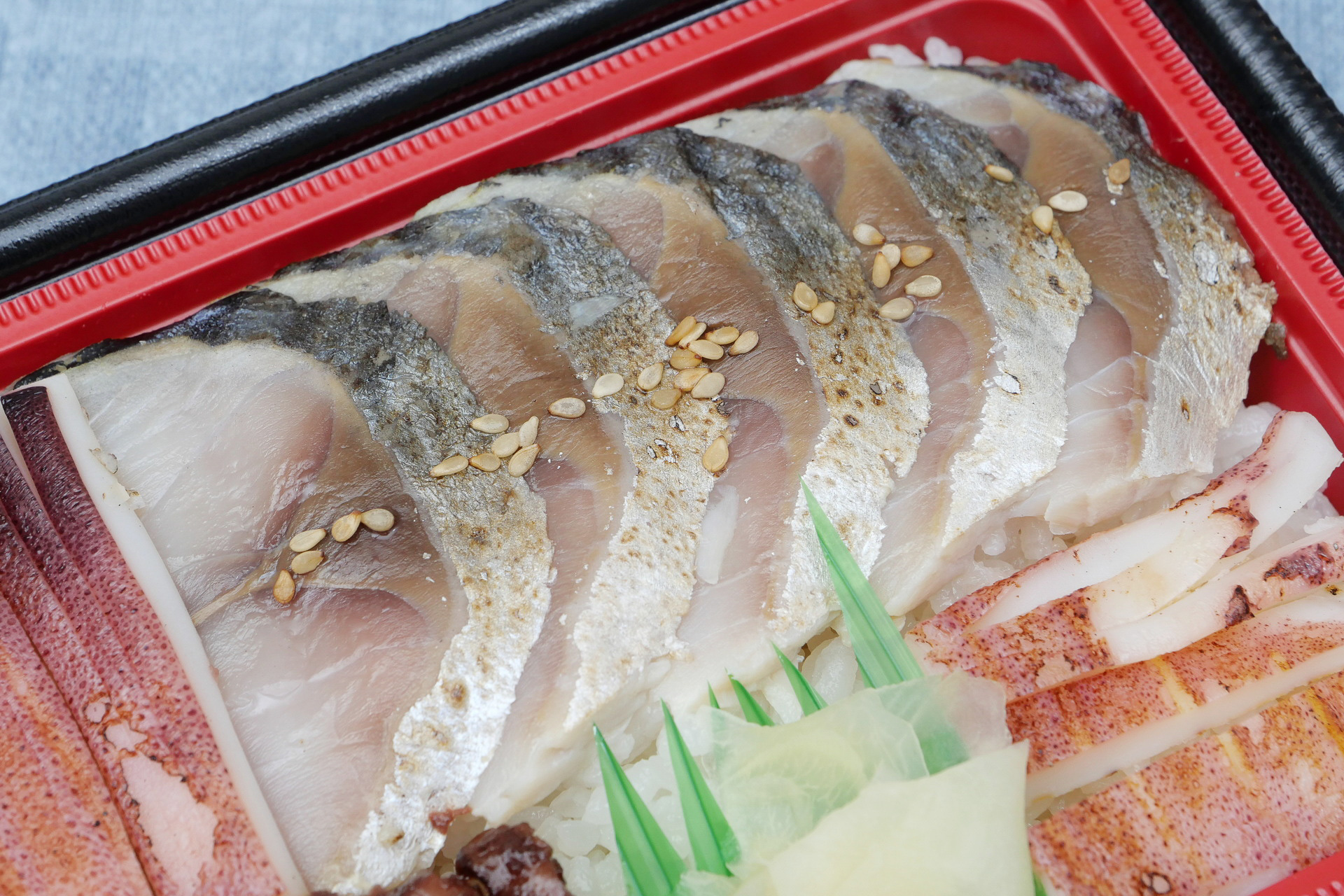 しめ鯖はしっかりと脂が乗っていて、濃厚な鯖の旨味が楽しめます